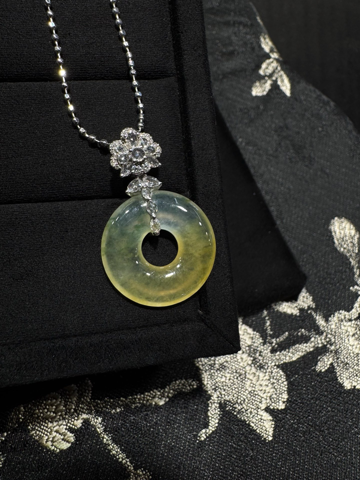 冰种黄翡平安扣 种老冰润

色彩绚丽的柠檬黄 平安圆满

整体29.6 裸19-3.2