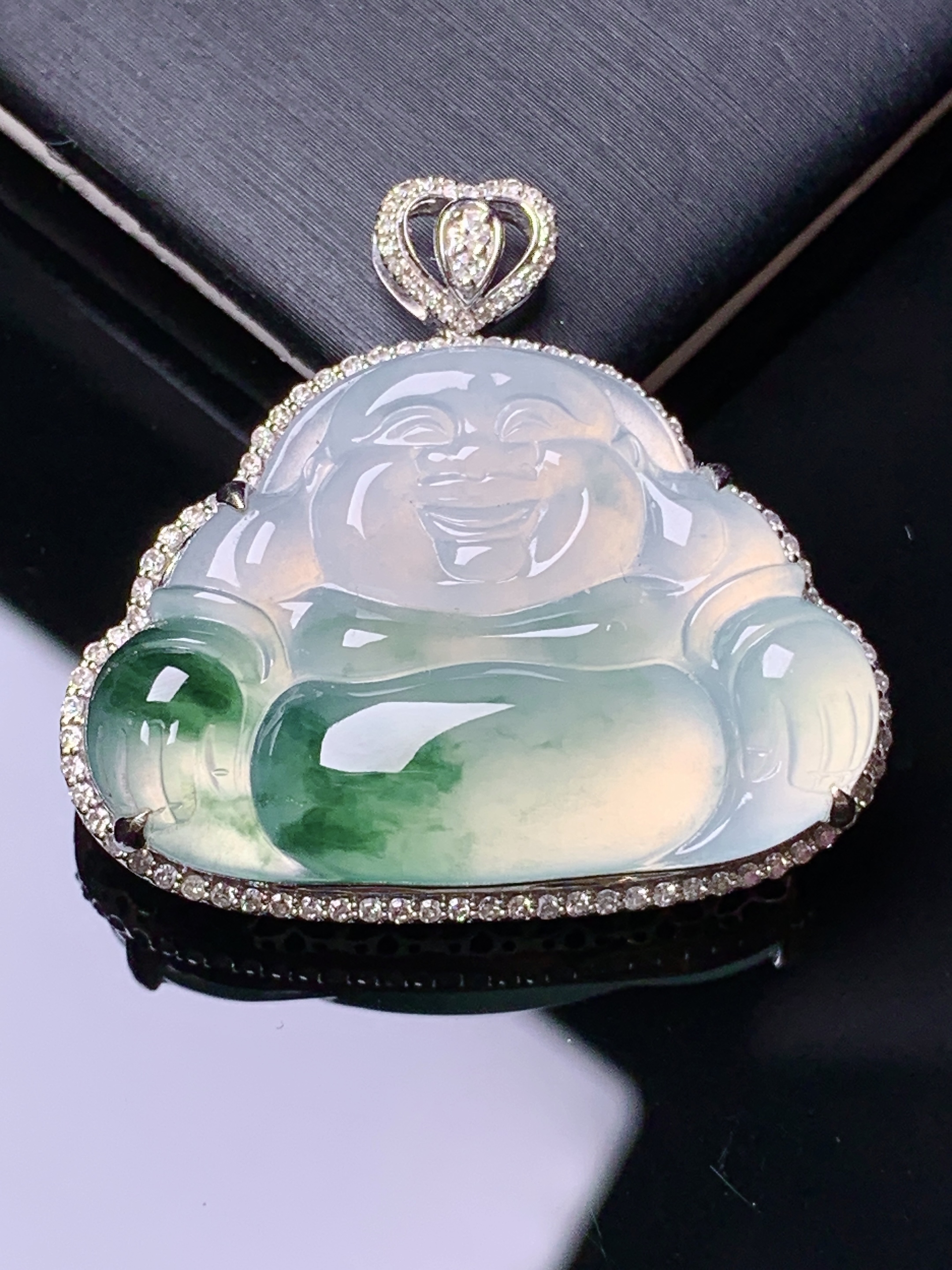 18k金钻镶嵌冰种飘绿佛公吊坠 玉质细腻 色泽艳丽清新 水润亮眼 整体尺寸29*32*8.6y4