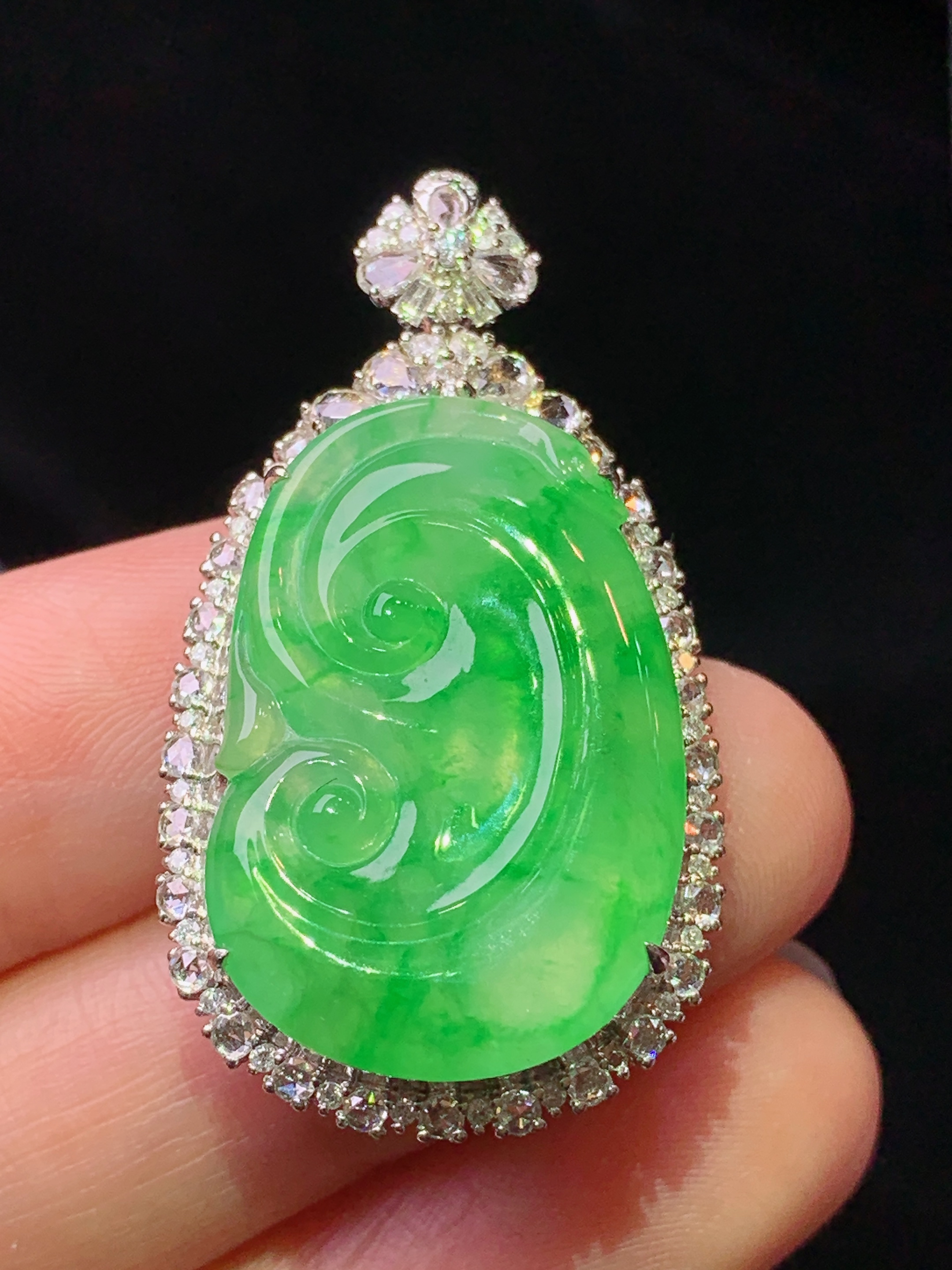 18k金钻镶嵌翠绿如意吊坠 玉质细腻 色泽艳丽清新 水润亮眼 整体尺寸37.5*20.8*9m5