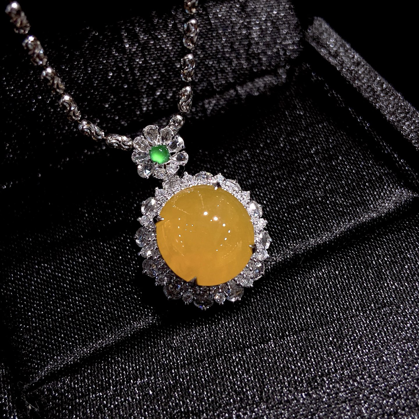  | 冰黄蛋面吊坠 · 

整体尺寸24-16.6-11.7毫米
裸石尺寸11.8-11.1-4.6毫米