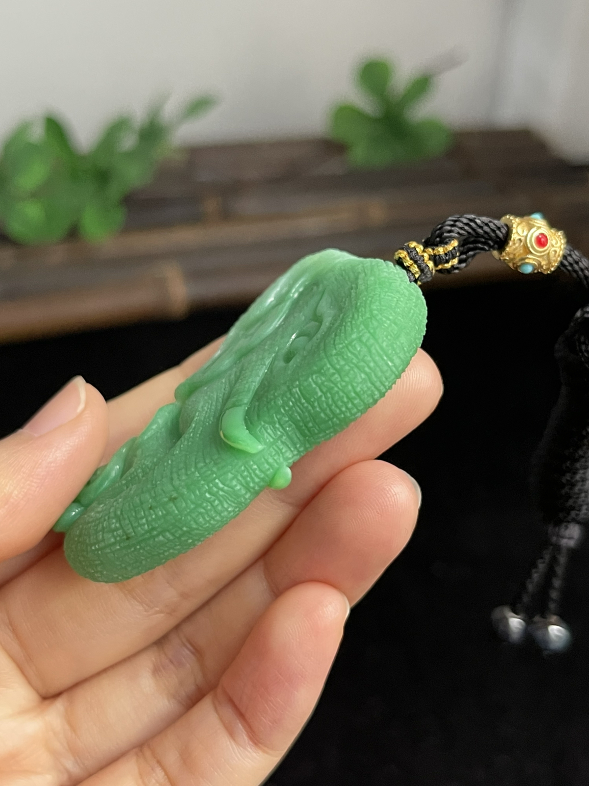 翡翠糯化种绿色吊坠