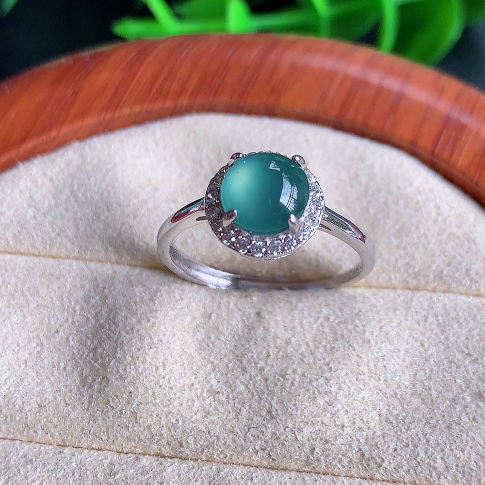 冰晴水精美蛋面翡翠戒指  玉质细腻  冰清玉润  飘花灵动  颜色漂亮  W481.8  内径尺寸：18-9.5-6mm  裸石尺寸：7mm