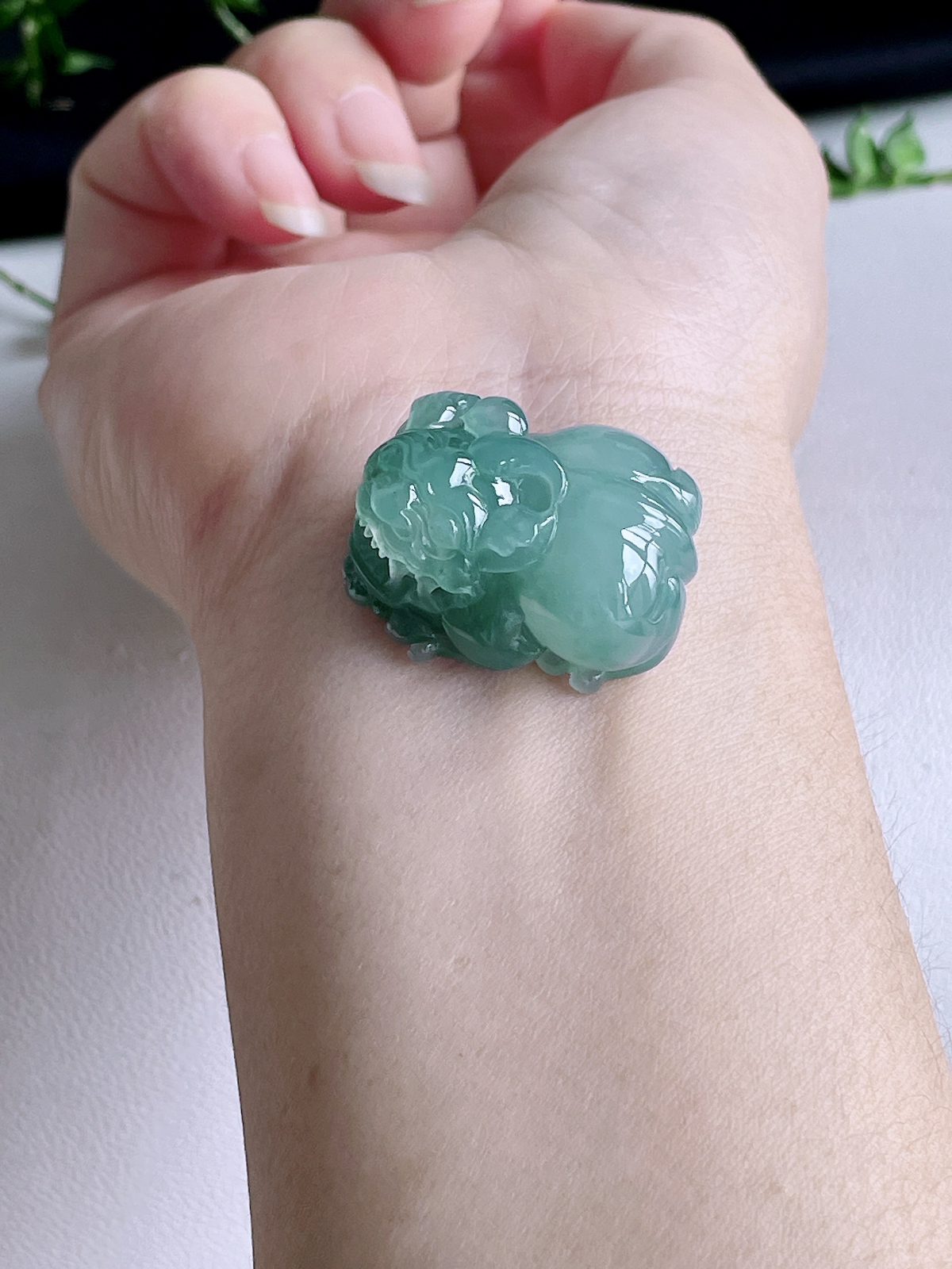 【裸石】冰晴绿貔貅吊坠
【说明】缅料 性价比高  
【尺寸】29-21.6-14.8..