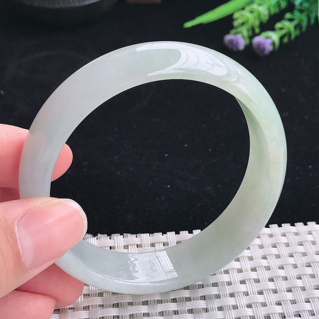 实拍A货翡翠58/15.8/7.2老坑秀气冰润浅绿手镯宽边玉镯平安镯美人镯