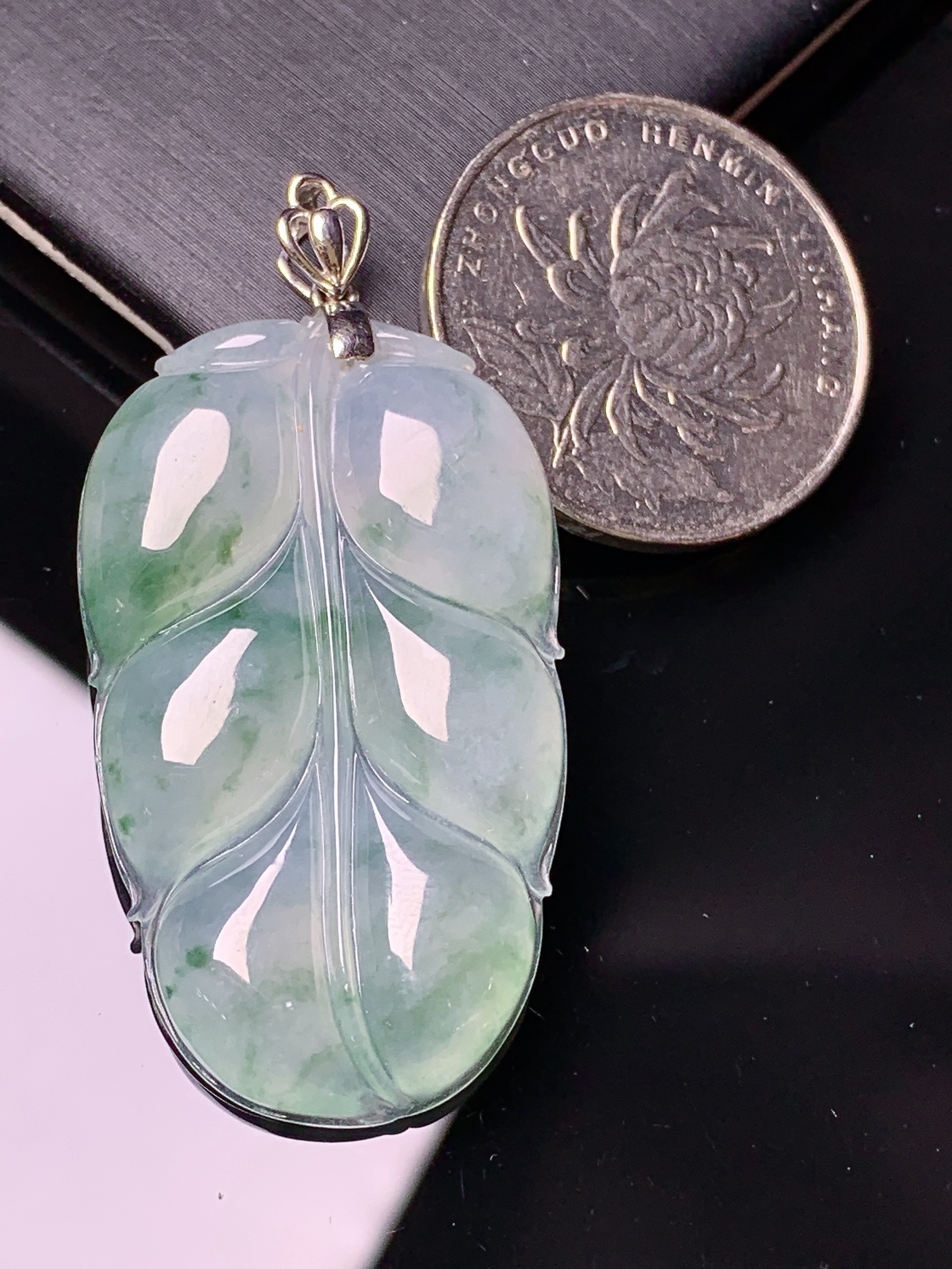 18k金镶嵌冰种飘绿树叶吊坠 玉质细腻 色泽艳丽清新 水润亮眼 整体尺寸47.8*23.5*5.2y4