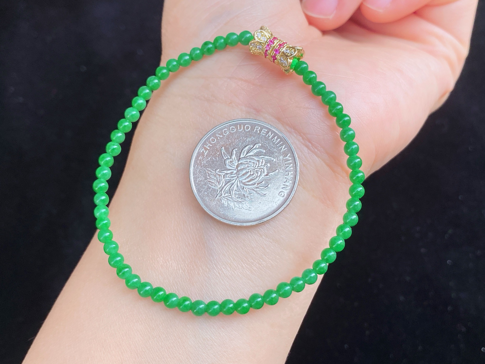 阳绿小米珠手链，色泽鲜亮，质地细腻，光下通透感满满
小巧精致，单戴清新，叠戴更有层次感
日常佩戴超百搭！..