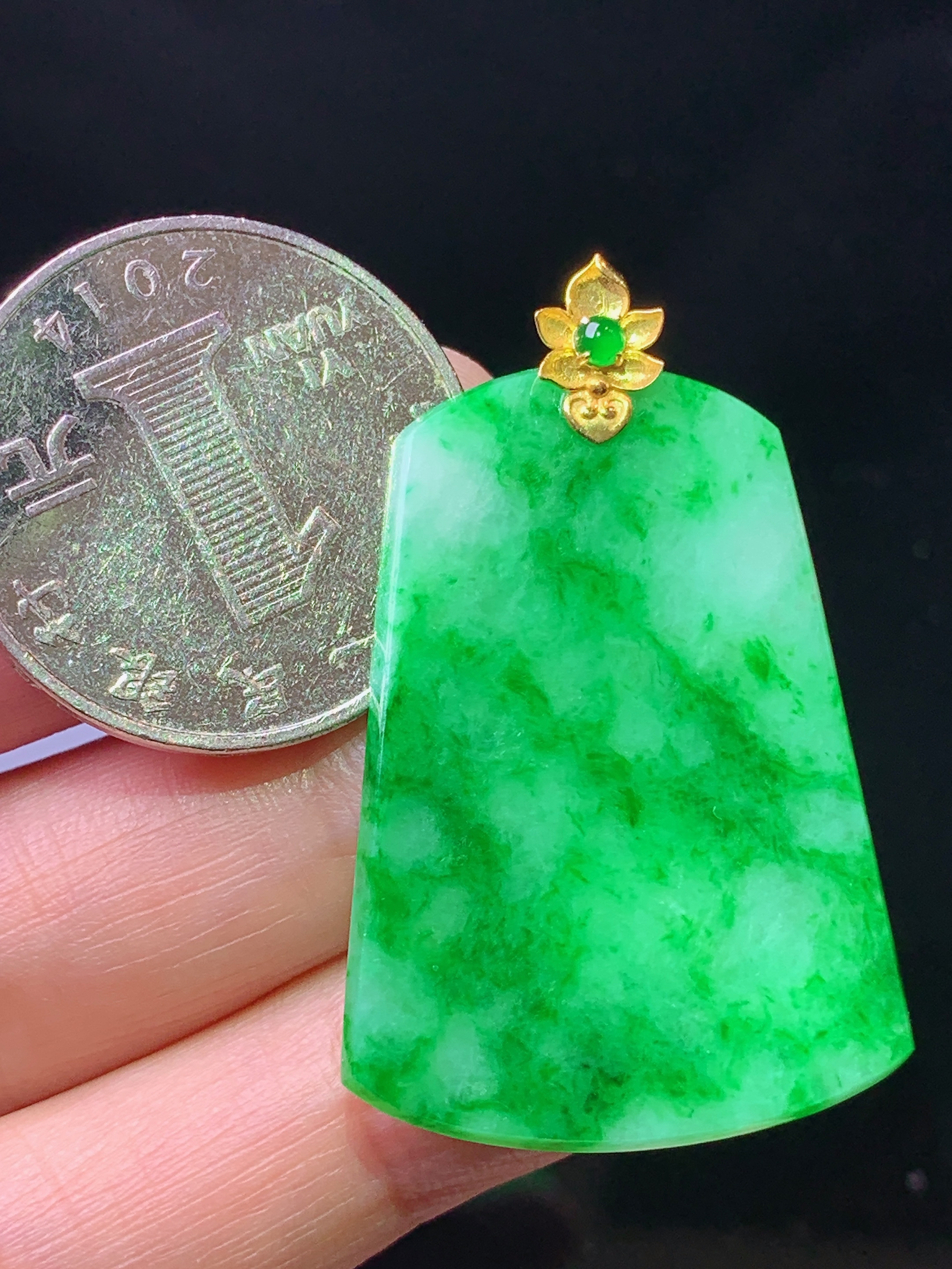 18k金镶嵌翠绿无事牌吊坠 玉质细腻 色泽艳丽清新 水润亮眼 整体尺寸40.3*25.8*2m1