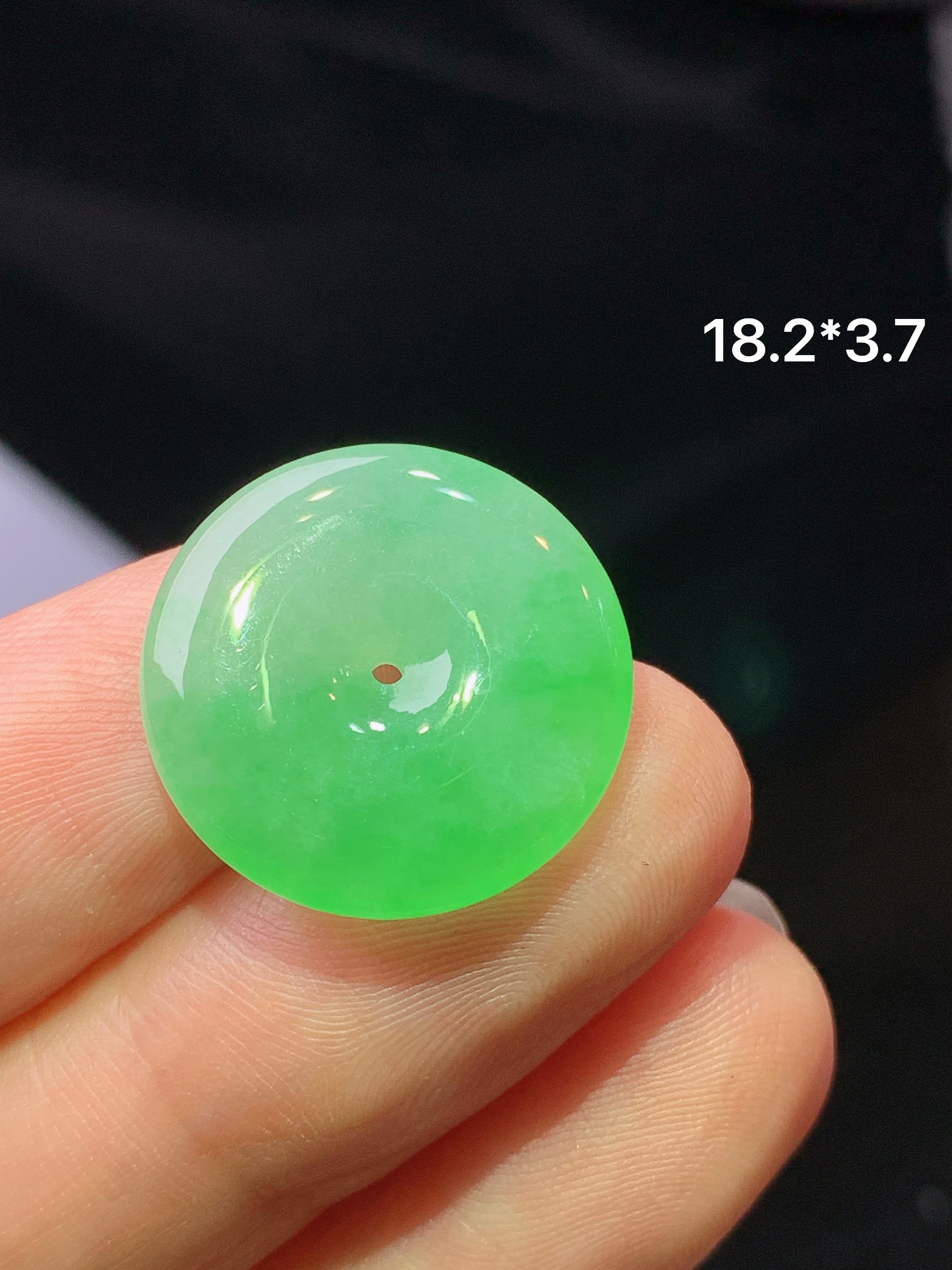 翠绿平安扣吊坠 玉质细腻 色泽艳丽清新 水润亮眼 整体尺寸18.2*3.7b2