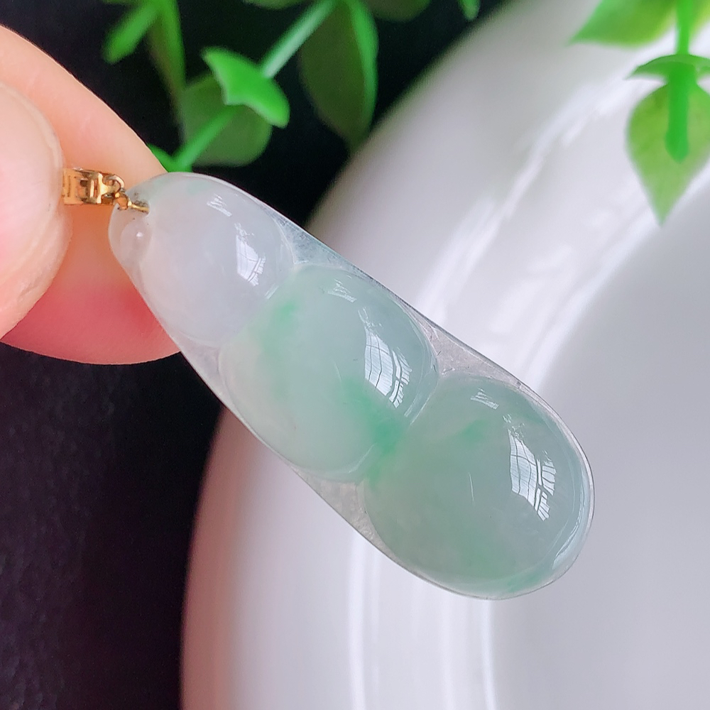 18k金扣冰润飘花福豆翡翠挂件，老种飘花  冰清玉洁  胶感十足  寓意“四季平安，福气满满”颜色鲜艳，清新自然，饱满通透   W49.8  尺寸：34.5-13.2-5.5mm