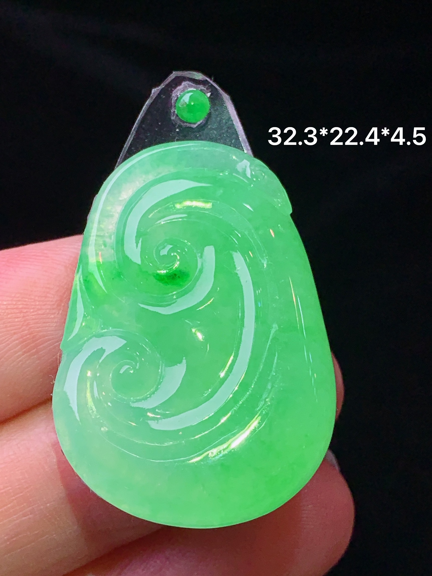 镶嵌款 翠绿如意吊坠 玉质细腻 色泽艳丽清新 水润亮眼 整体尺寸32.3*22.4*4.5*2x