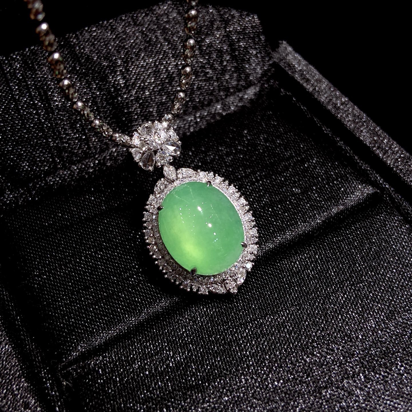 ｜高冰果绿蛋面·

整体尺寸27.6-16-10.8毫米
裸石尺寸13.2-11-5.2毫米