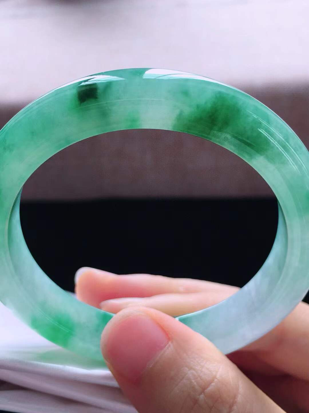 【翡翠名称】老坑种冰飘绿52.6正圈口手镯
【翡翠尺寸】52.6*10.6*8.3mm适合51.6-54正圈口佩戴
【翡翠描述】宝贝种老水足，玉质细腻，色泽靓丽，性价比高，佩戴效果好！
【其它赠送】权威证书/精美挂绳盒子/支持全国复检