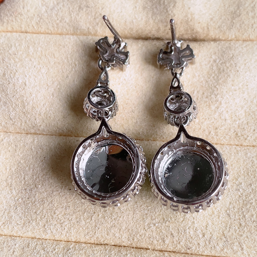 冰满绿翡翠925银镶嵌耳坠，自然光实拍，翠色灵动，颜色漂亮，种老水足，品相佳，佩戴佳品！W481.8  取一整体尺寸：28.5-12.3-7.3mm  裸石尺寸：9mm