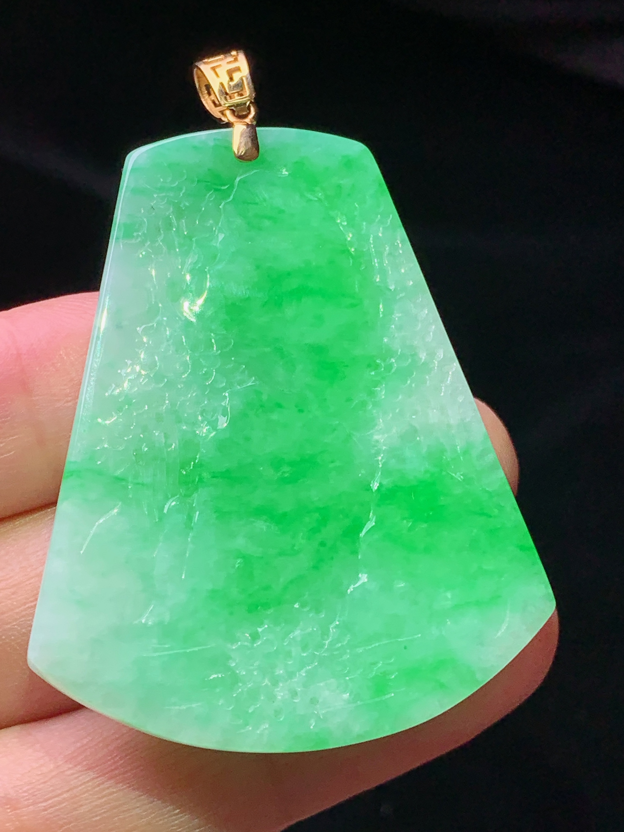 18k金镶嵌翠绿山水牌子吊坠 玉质细腻 色泽艳丽清新 水润亮眼 整体尺寸52*36.5*5.3w1