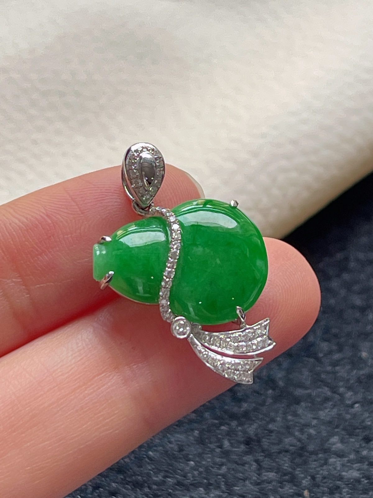 18k金翡翠糯化种绿色葫芦挂件