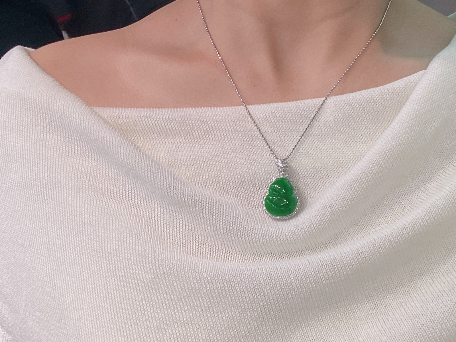 冰阳绿葫芦吊坠 
种好肉细，精致简约
饱满可爱，18k金镶嵌
尺寸如图一  实物更美～