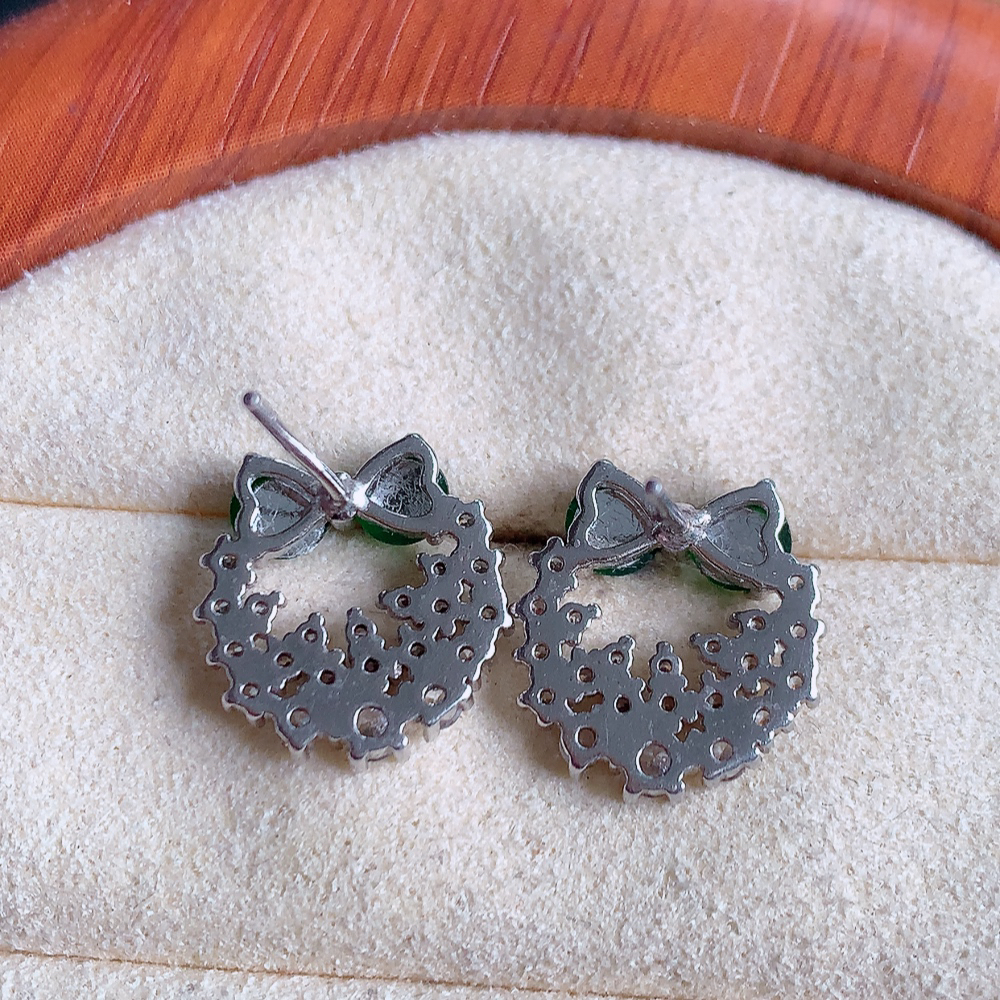 冰满绿翡翠925银镶嵌耳钉，自然光实拍，翠色灵动，颜色漂亮，种老水足，品相佳，佩戴佳品！W502.8  取一整体尺寸：13.5-12.5-3.2mm  裸石尺寸：4mm