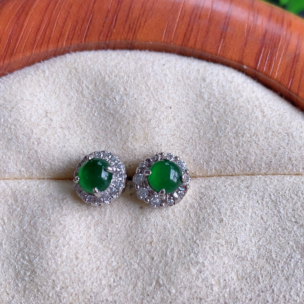 冰满绿翡翠925银镶嵌耳钉，自然光实拍，翠色灵动，颜色漂亮，种老水足，品相佳，佩戴佳品！W502.8