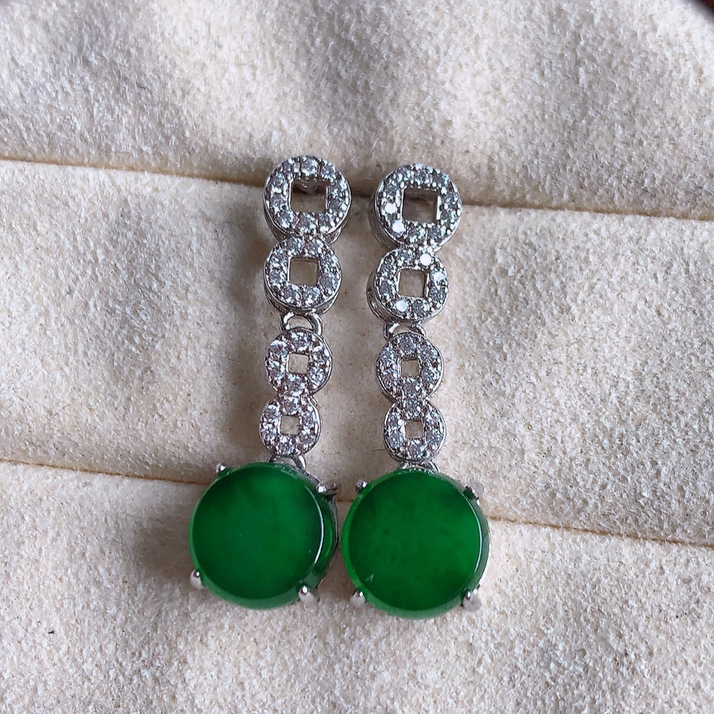 冰满绿翡翠925银镶嵌耳钉，自然光实拍，翠色灵动，颜色漂亮，种老水足，品相佳，佩戴佳品！W481.8  取一整体尺寸：25.8-8-4.3mm  裸石尺寸：8mm
