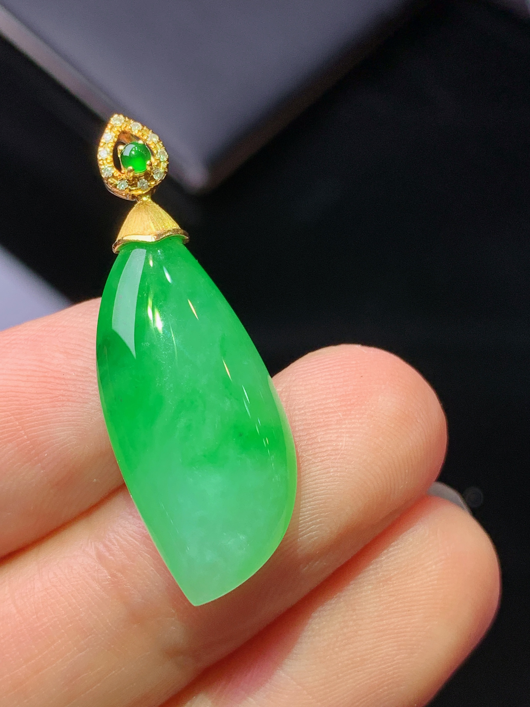 18k金钻镶嵌翠绿随形吊坠 玉质细腻 色泽艳丽清新 水润亮眼 整体尺寸31.8*11*5.6z1