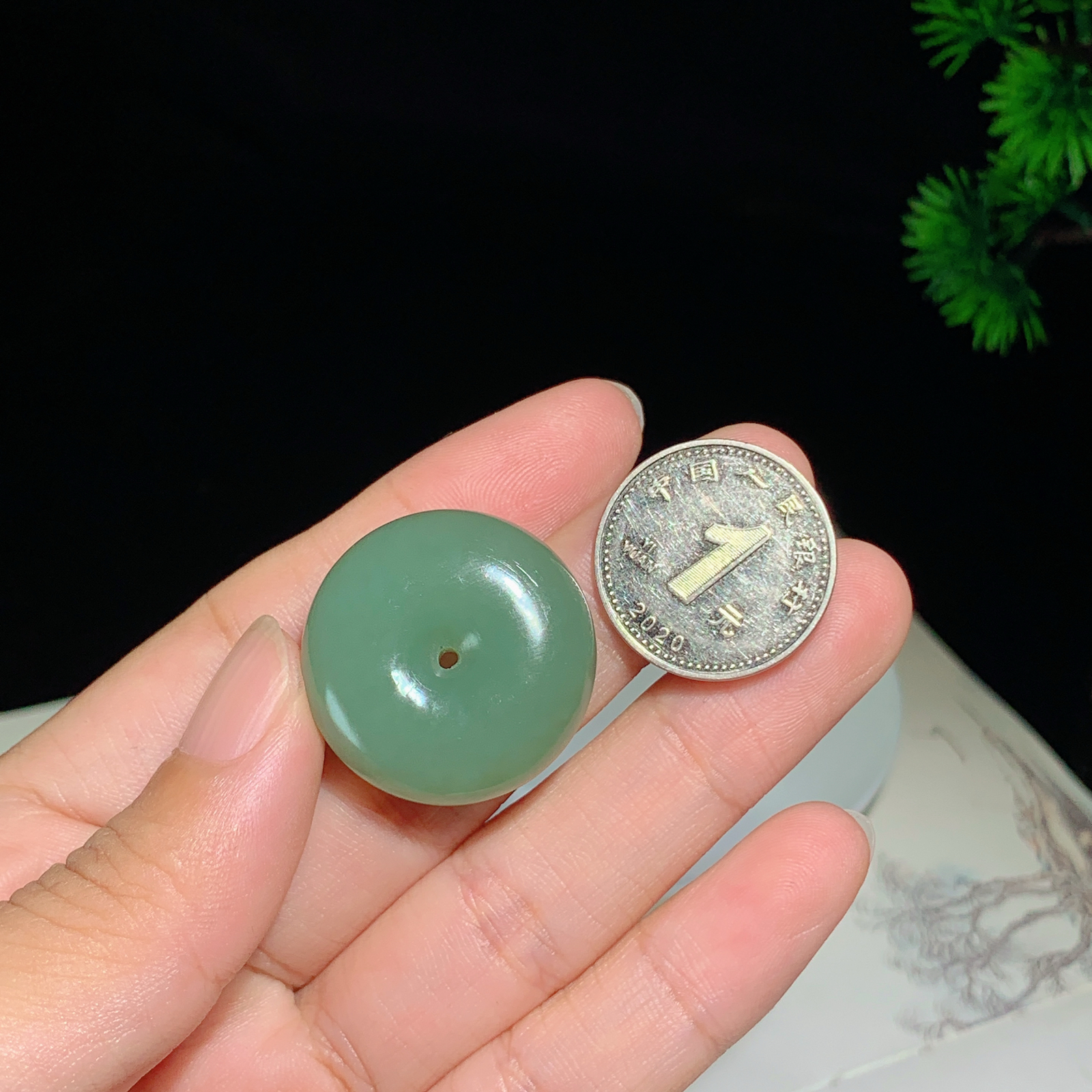 和田玉且末蓝平安扣。尺寸28.0/11.7，玉质细腻油润 脂粉好，品质好！