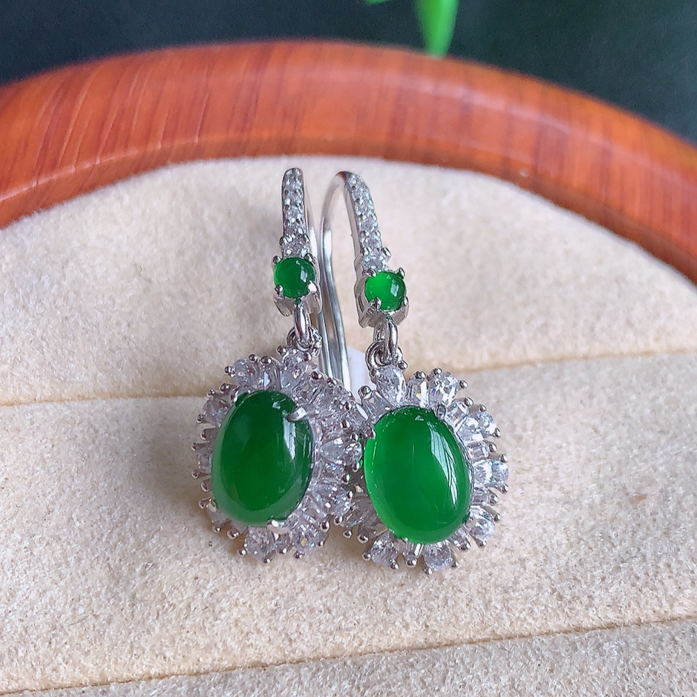 冰满绿翡翠925银镶嵌耳钉，自然光实拍，翠色灵动，颜色漂亮，种老水足，品相佳，佩戴佳品！W502.8  取一整体尺寸：14-10.8-5.1mm  裸石尺寸：7.7-5.8mm