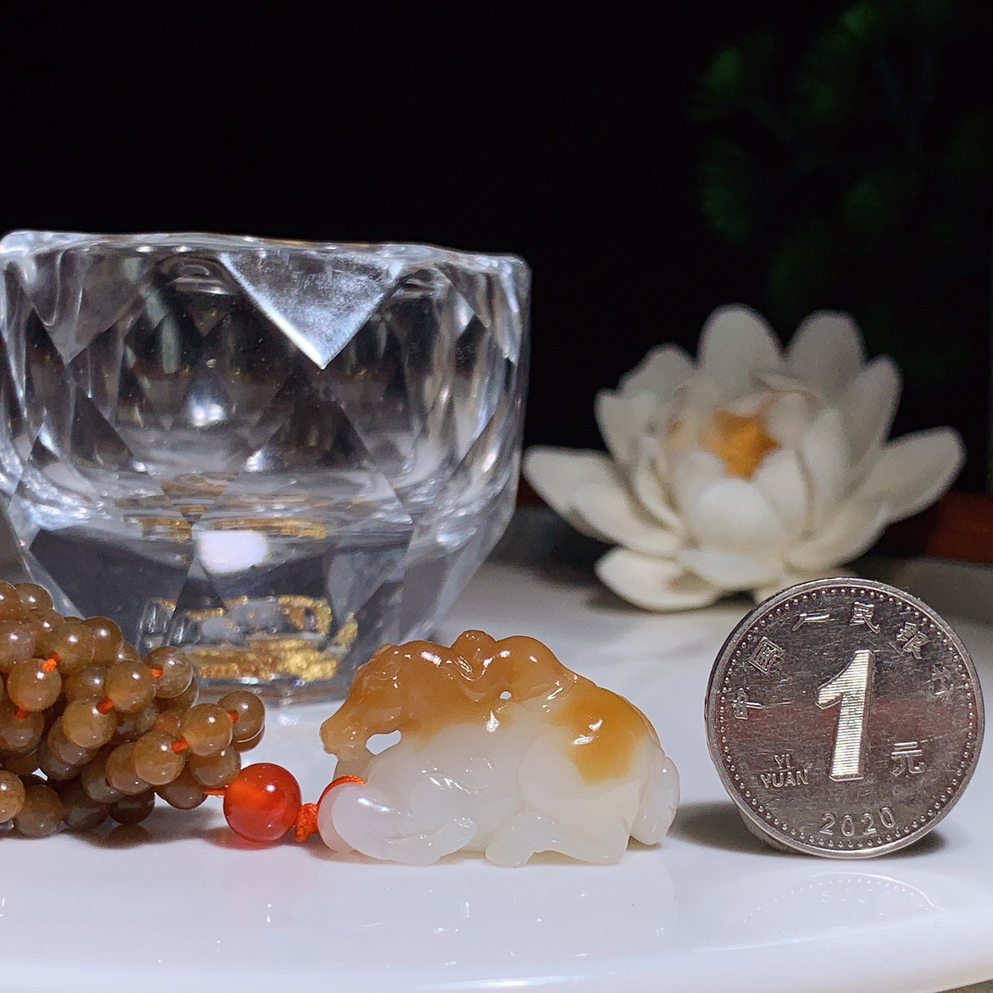 新疆和田玉且末糖马上封侯挂件。尺寸28/13/17重22.5克 玉质细腻油润 底色纯净 脂粉好，品质好。lt260407