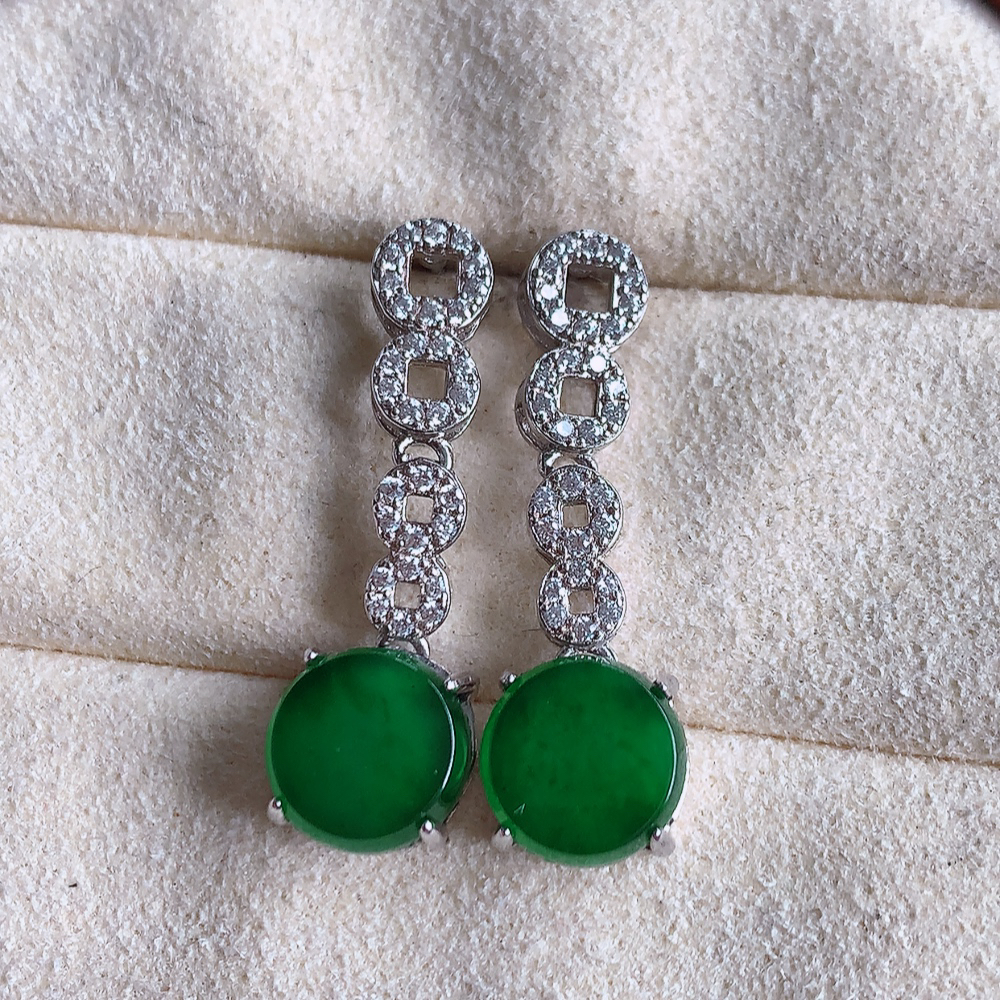 冰满绿翡翠925银镶嵌耳钉，自然光实拍，翠色灵动，颜色漂亮，种老水足，品相佳，佩戴佳品！W481.8  取一整体尺寸：25.8-8-4.3mm  裸石尺寸：8mm