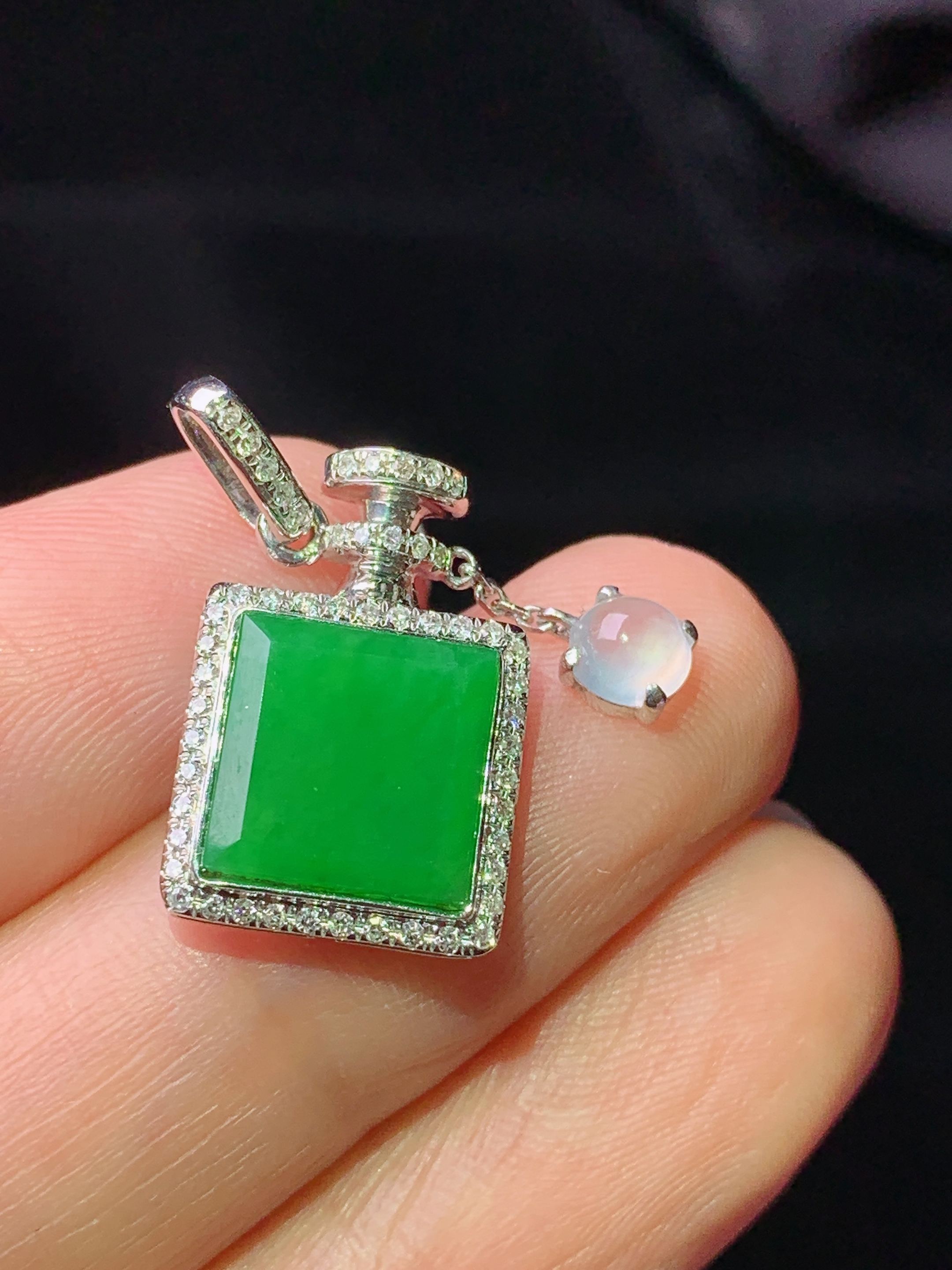 18k金钻镶嵌满绿无事牌吊坠 玉质细腻 色泽艳丽清新 水润亮眼 整体尺寸22.3*11.8*4j2