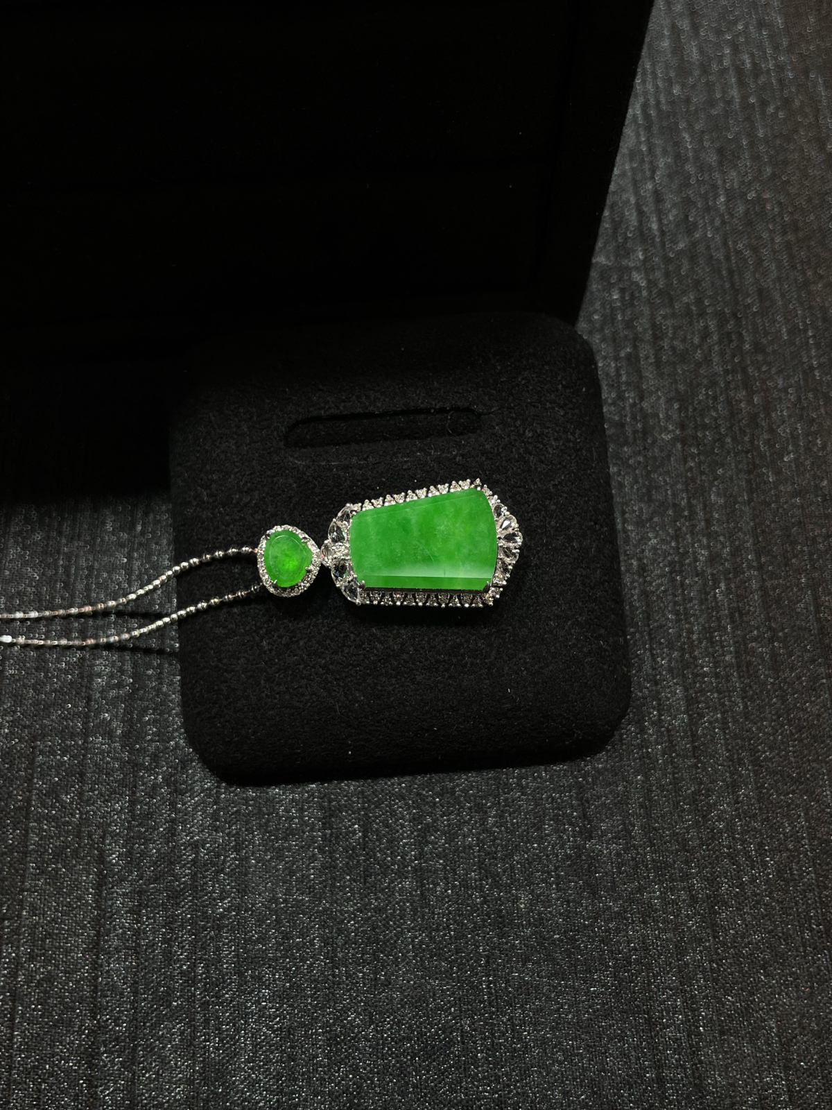 满色 阳绿 飘色花 无事牌吊坠

18k金镶嵌