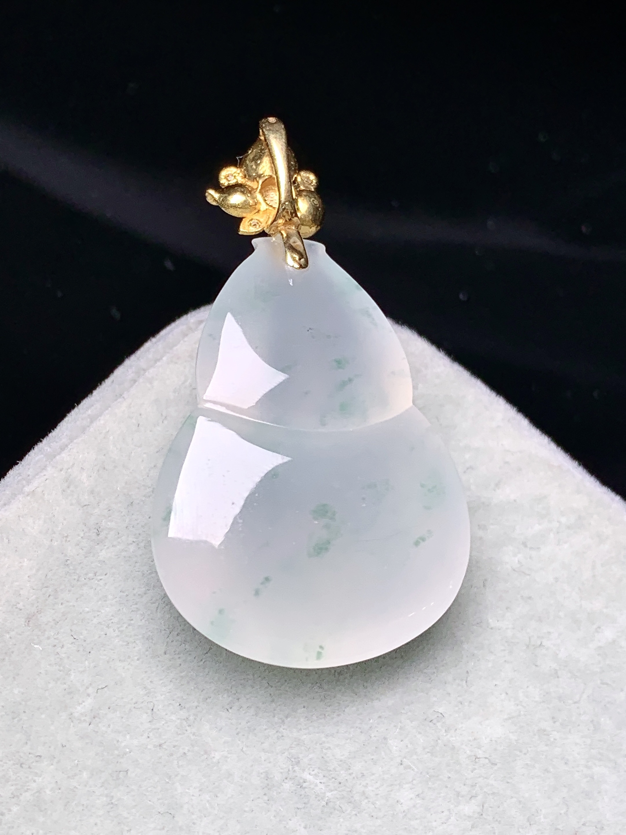 18k金镶嵌冰种葫芦吊坠 玉质细腻 色泽艳丽清新 水润亮眼 整体尺寸35.5*19.5*9*2x