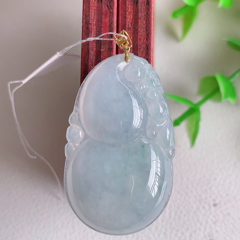 18k金扣冰润葫芦翡翠吊坠  寓意“福禄双全，加官进爵，财源滚滚” 莹润通透，抱满大气  清新脱俗    W49.8 尺寸：33.5-20.2-5.8mm
