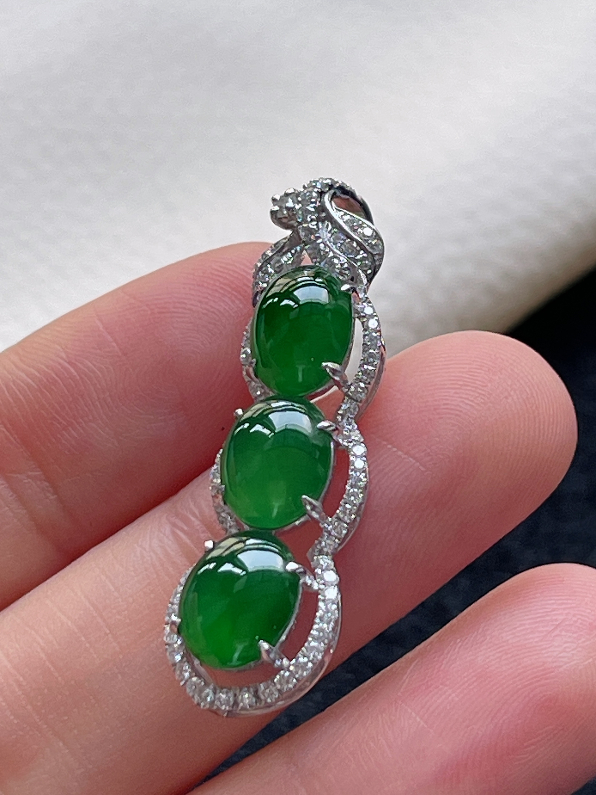 18k金翡翠冰糯种满绿四季豆挂件