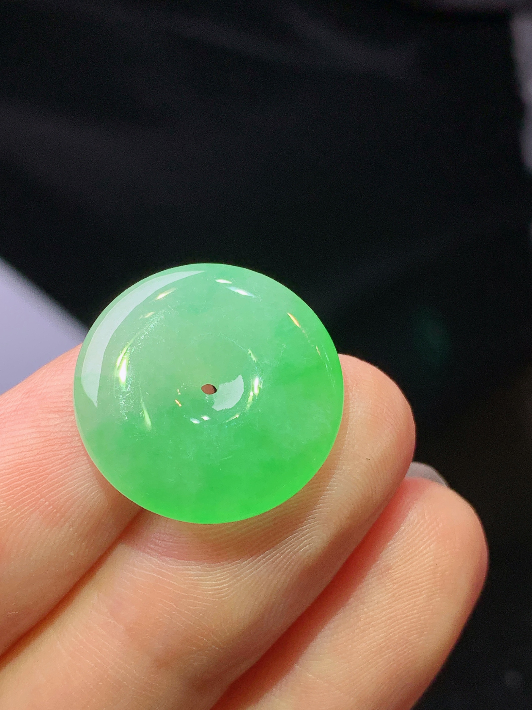 翠绿平安扣吊坠 玉质细腻 色泽艳丽清新 水润亮眼 整体尺寸18.2*3.7b2