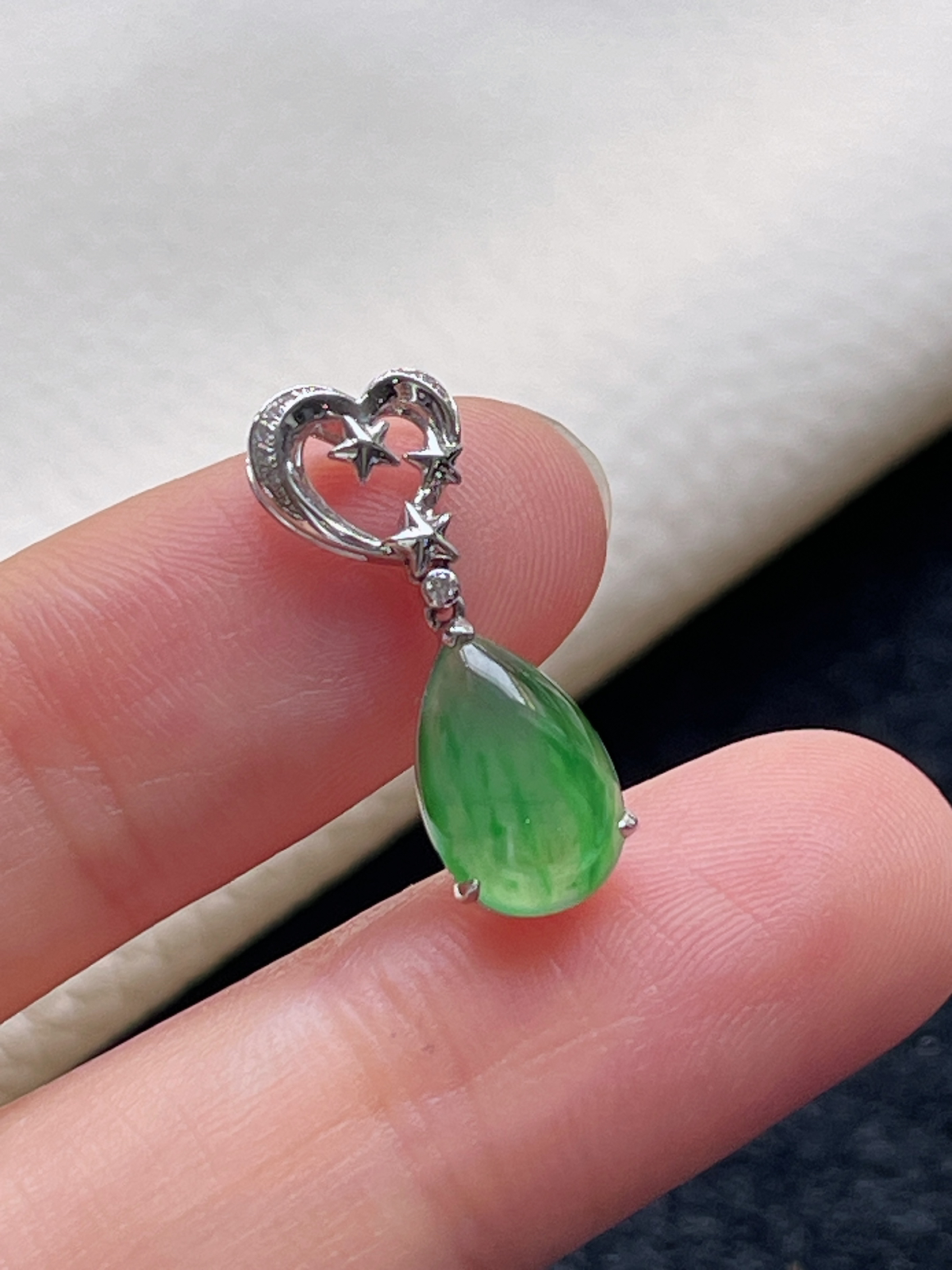 18k金翡翠冰糯种浅绿色飘花挂件