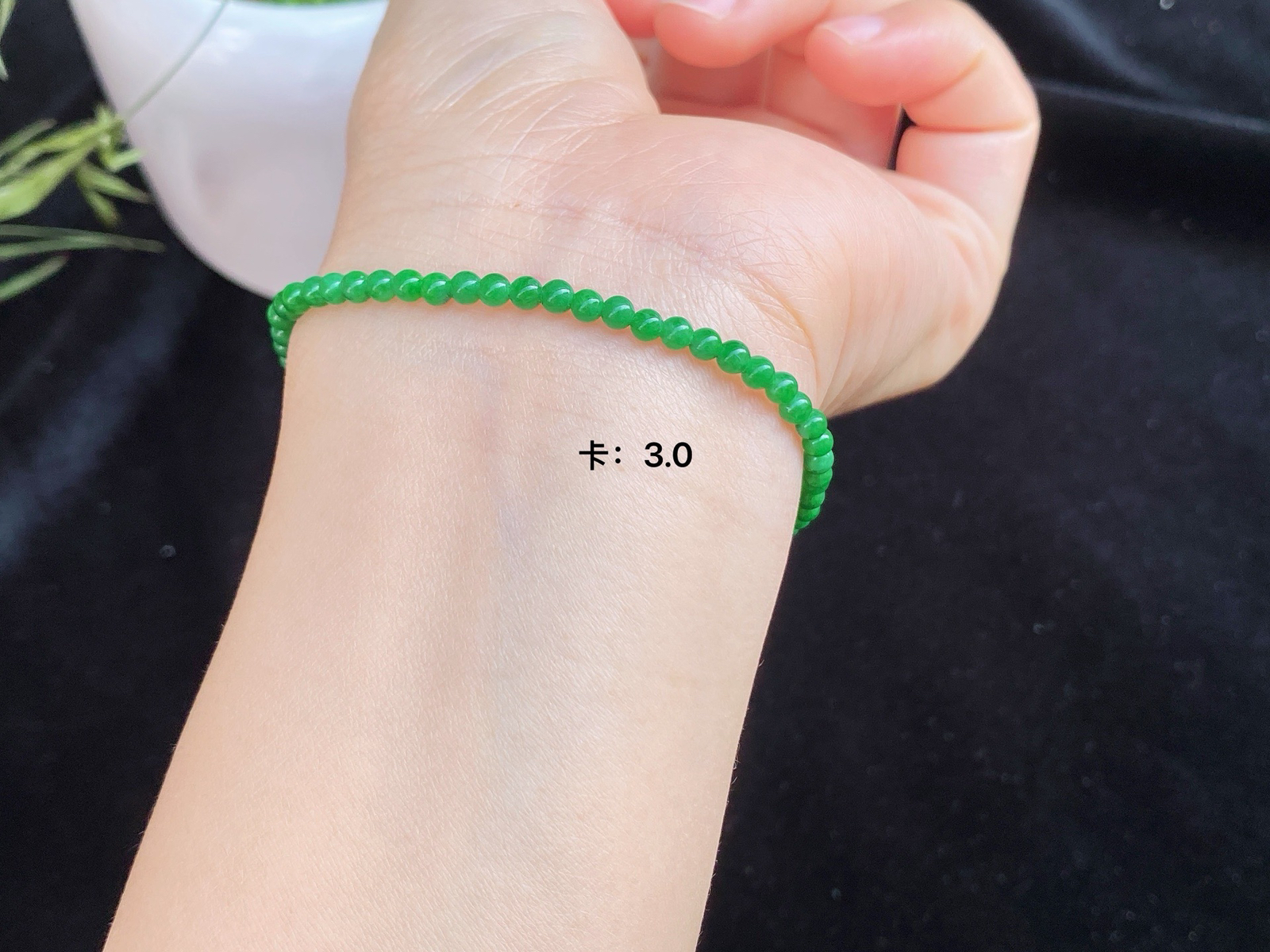 阳绿小米珠手链，色泽鲜亮，质地细腻，光下通透感满满
小巧精致，单戴清新，叠戴更有层次感
日常佩戴超