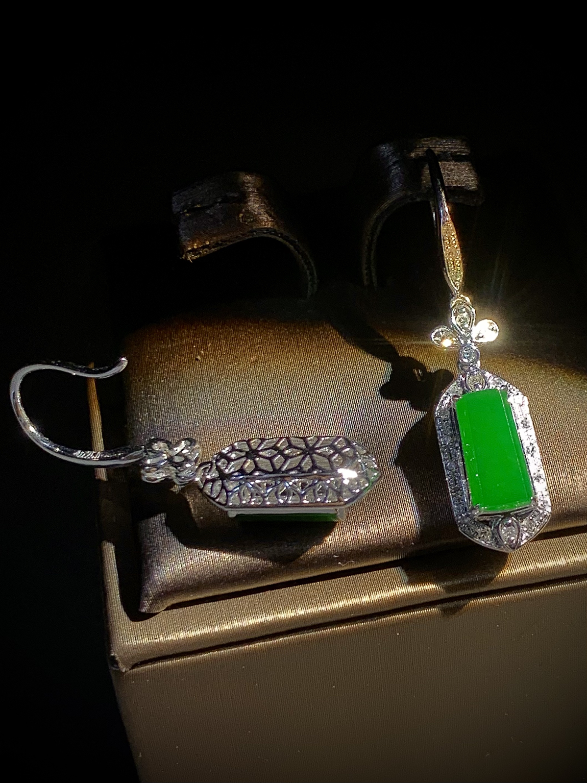 小无事牌耳钩耳坠，
裸石9.6-4.6-2mm，
整体36-8-6mm，4.48g，
18K金，南非钻，