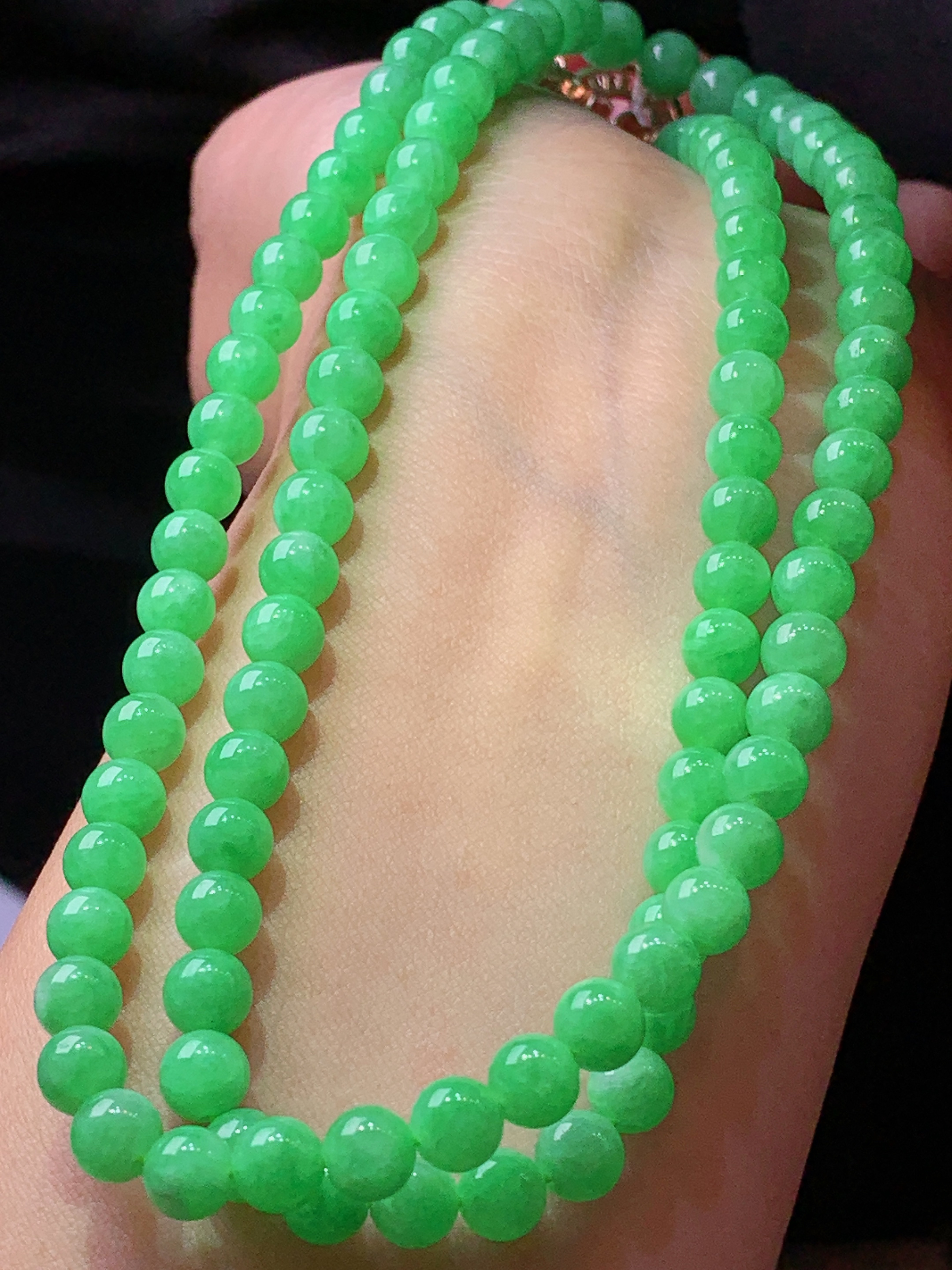 翠绿圆通项链 玉质细腻 色泽艳丽清新 水润亮眼 整体尺寸5.8h3