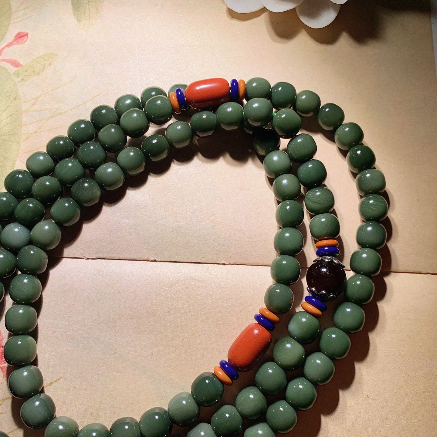 新疆和田玉沙枣青108老型珠项链 单颗尺寸8/8重96克 玉质细腻油润 底色纯净 脂粉好，品质好。l