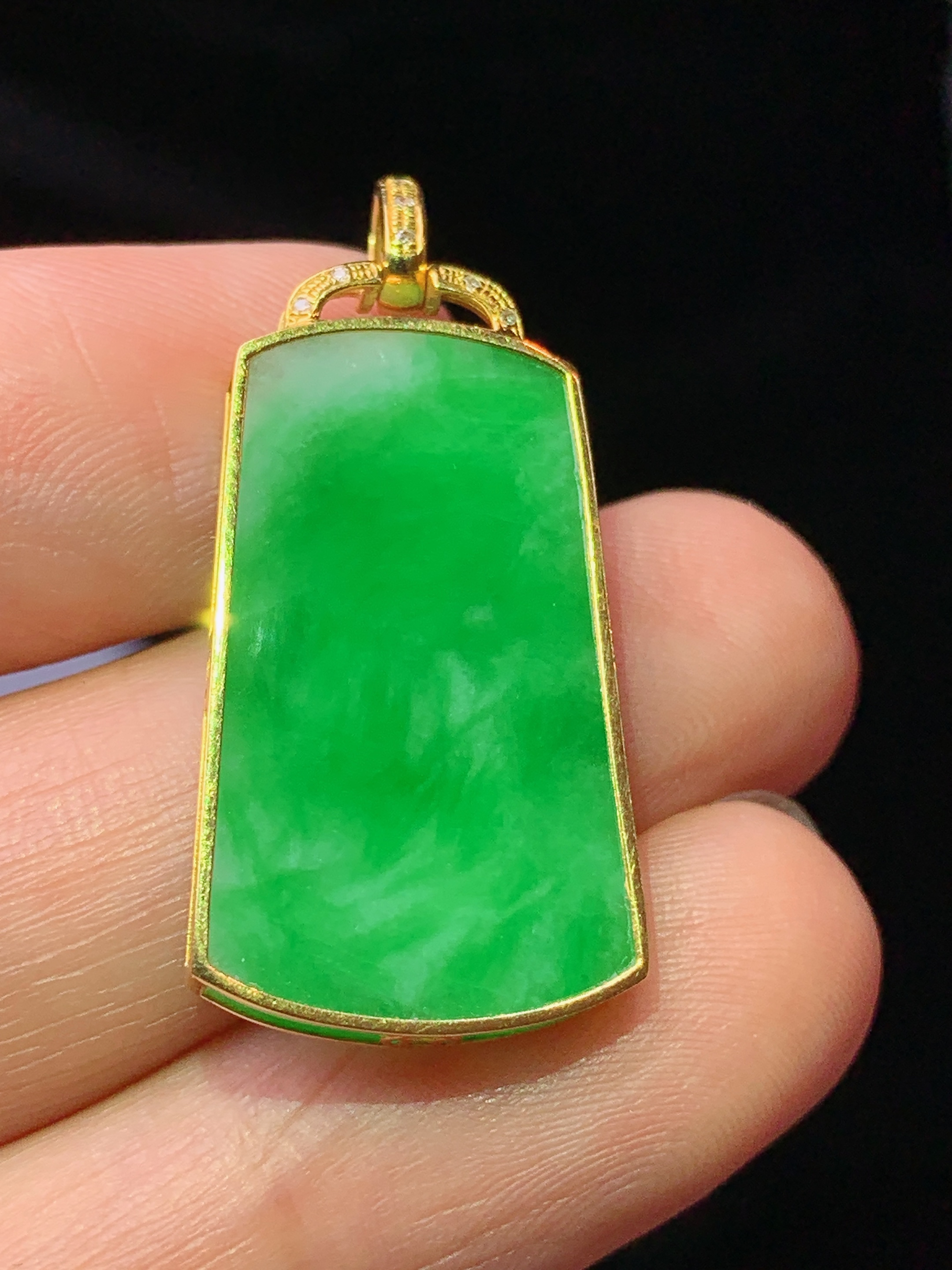 18k金钻镶嵌翠绿无事牌吊坠 玉质细腻 色泽艳丽清新 水润亮眼 整体尺寸32.3*15.5*2.8L4