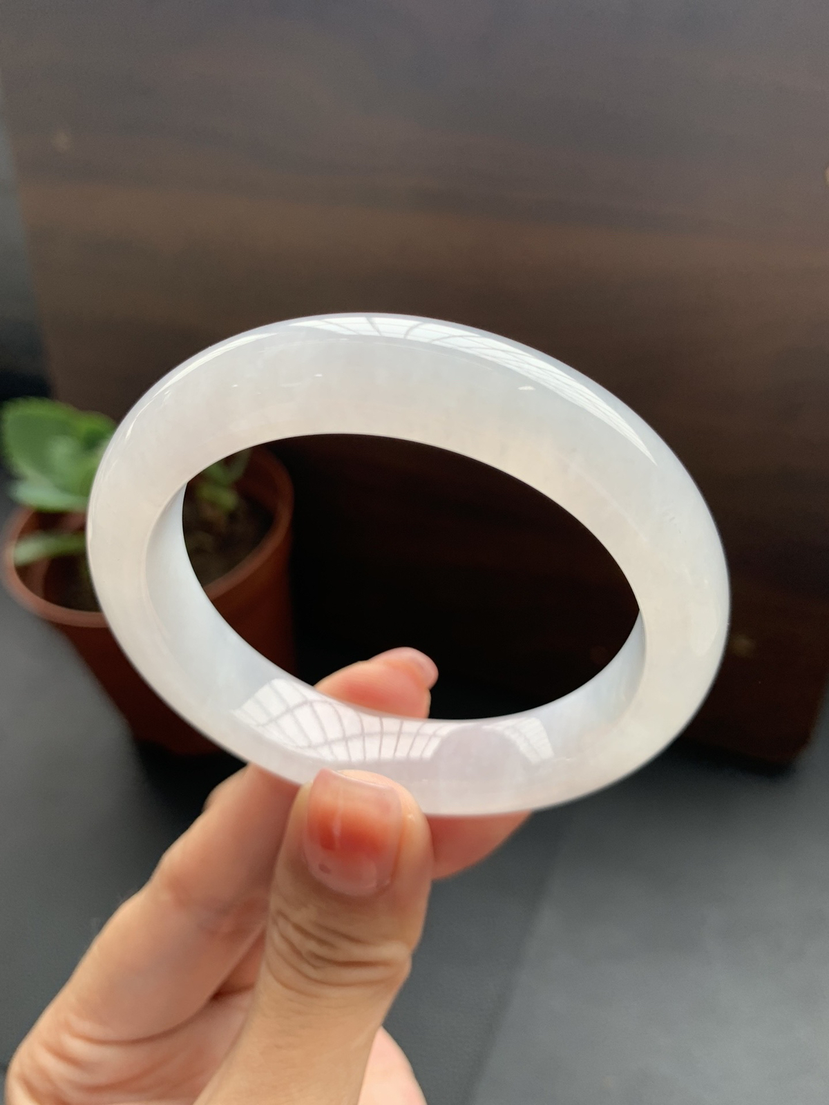 冰种细腻白月光手镯，圈口51-12.1-8.1，胶感十足，透手感极强，种水货，经典白月光干净清爽冰透