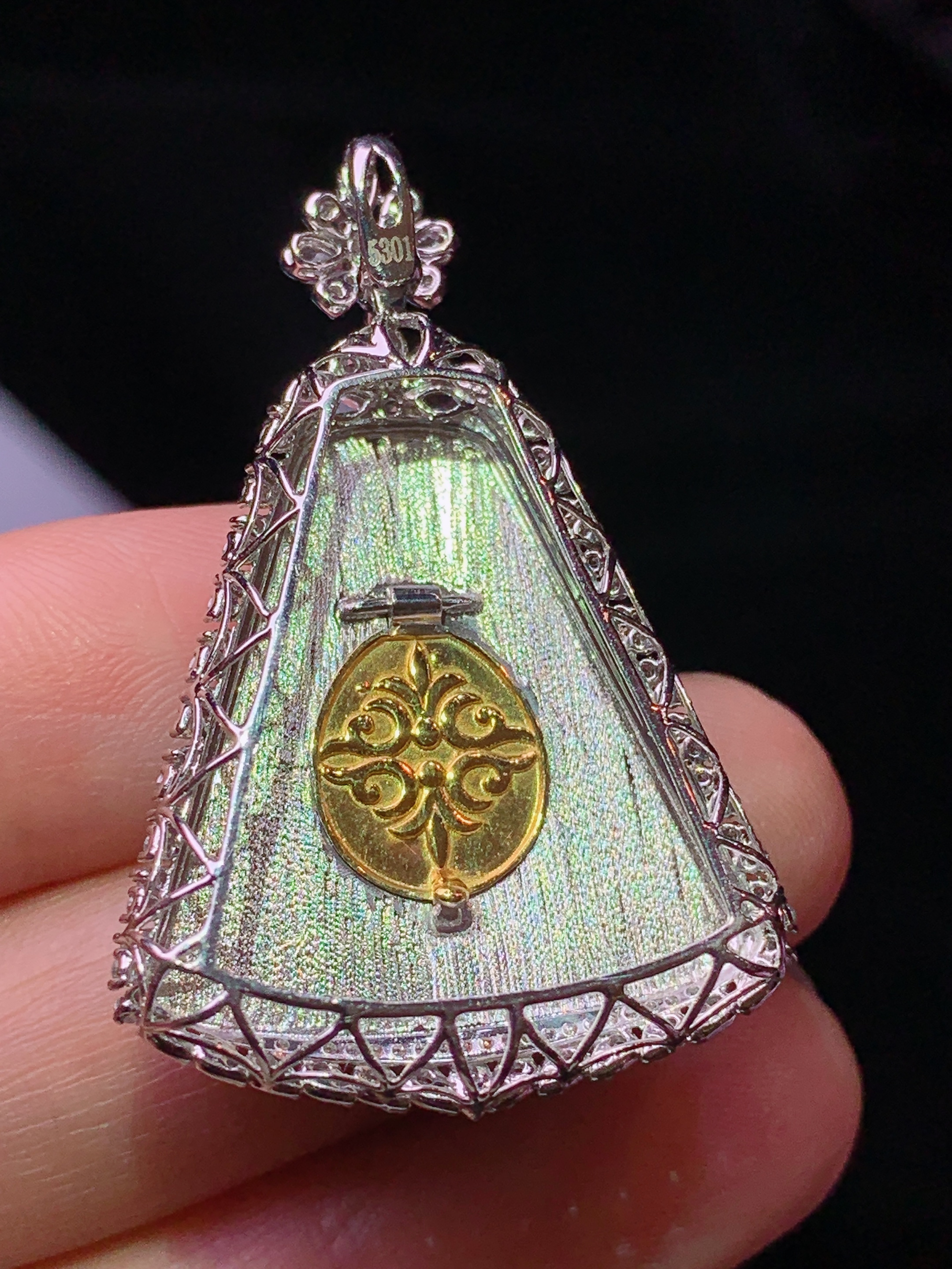 18k金钻镶嵌翠绿无事牌吊坠 玉质细腻 色泽艳丽清新 水润亮眼 整体尺寸39.5*26*9j2