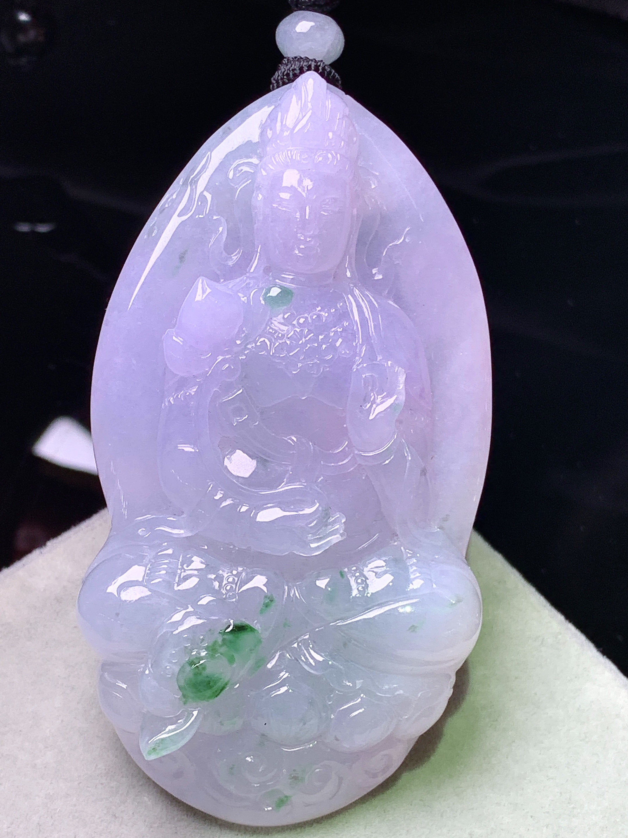 淡紫罗兰飘绿观音菩萨吊坠 玉质细腻 色泽艳丽清新 水润亮眼 整体尺寸70.5*38.3*10w1