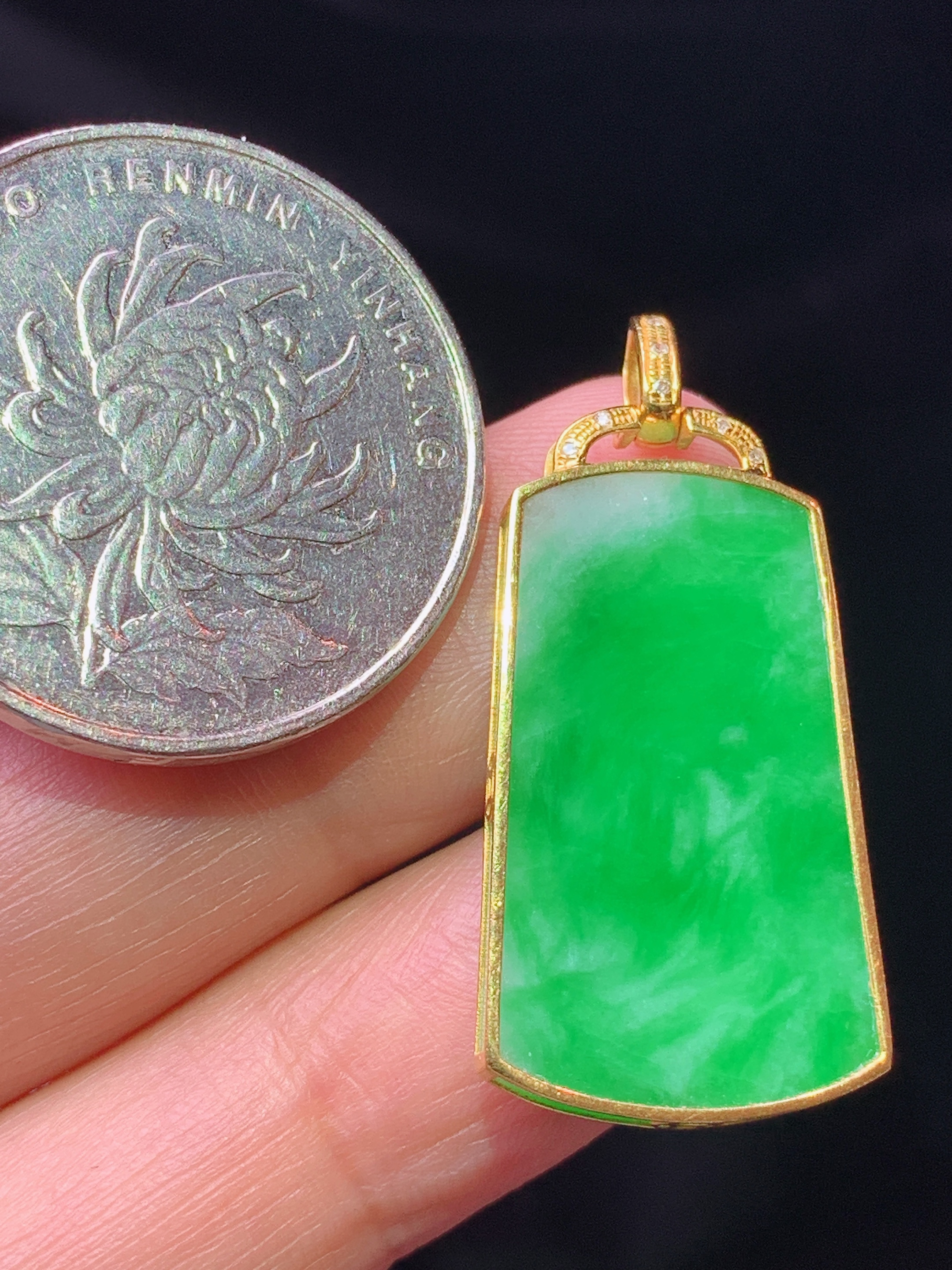 18k金钻镶嵌翠绿无事牌吊坠 玉质细腻 色泽艳丽清新 水润亮眼 整体尺寸32.3*15.5*2.8L4