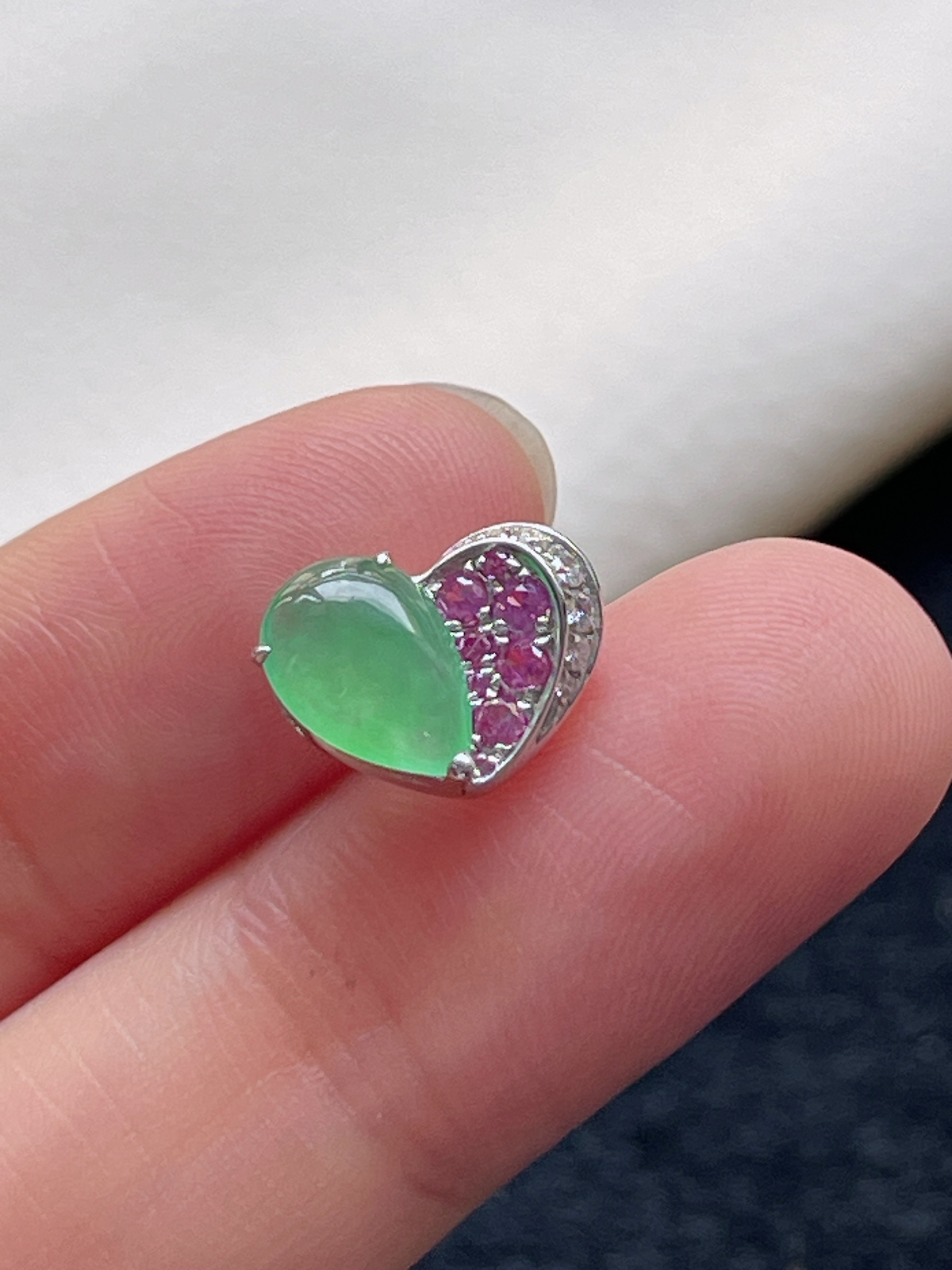 18k金翡翠冰糯种浅绿色爱心精致挂件