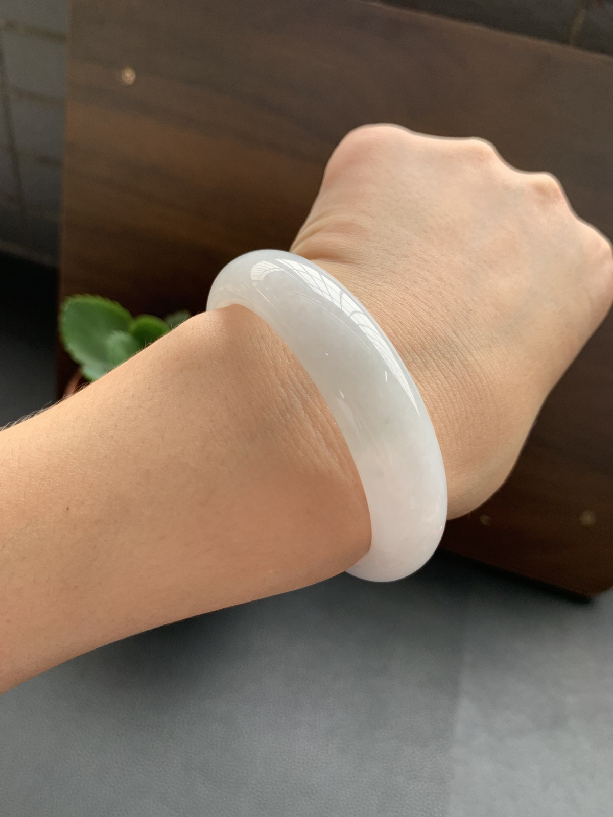 冰细腻白月光手镯，圈口53.8-14-7.4，冰润种水好，经典白月光干净清爽