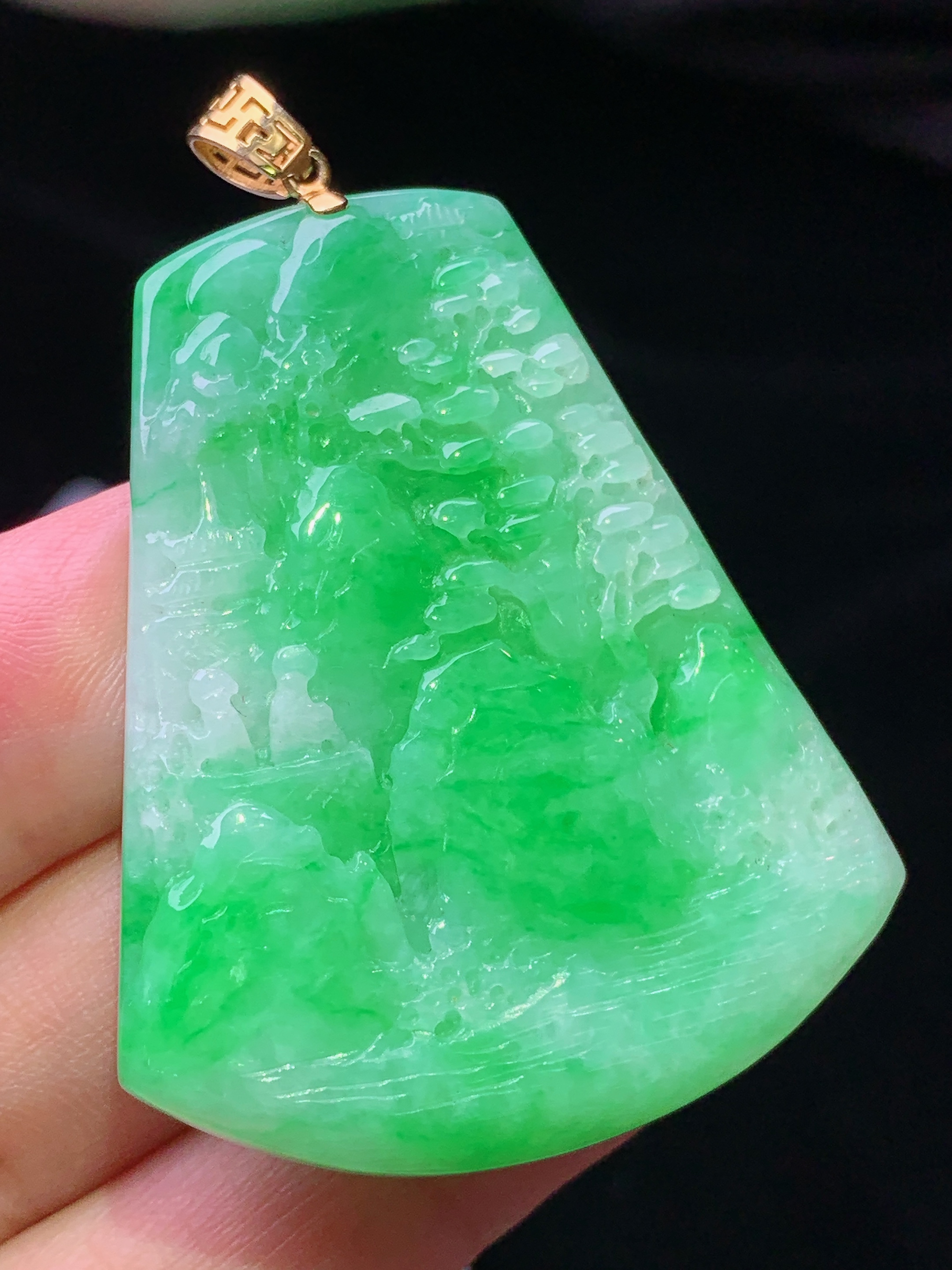 18k金镶嵌翠绿山水牌子吊坠 玉质细腻 色泽艳丽清新 水润亮眼 整体尺寸52*36.5*5.3w1