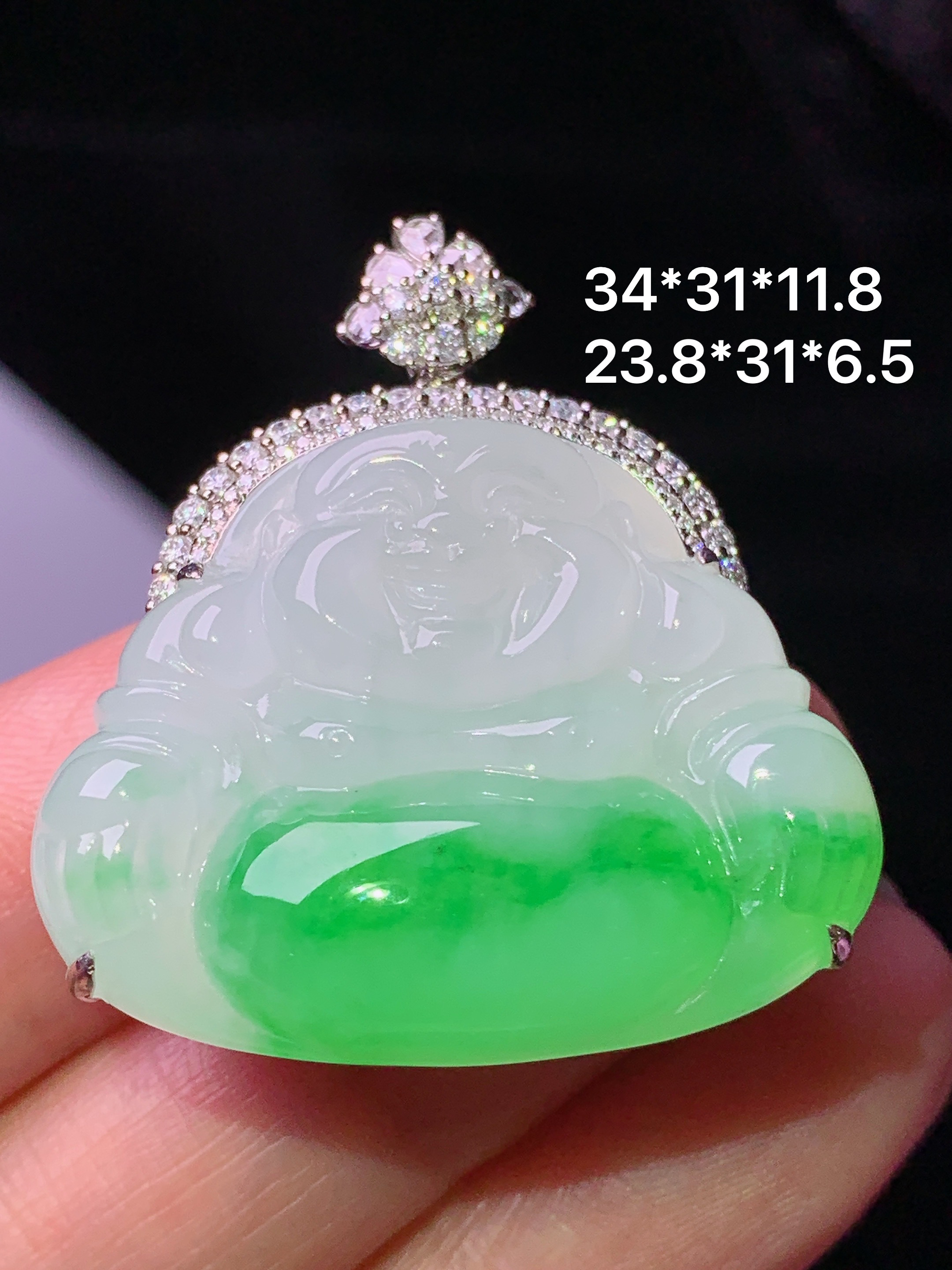 18k金钻镶嵌飘绿佛公吊坠 玉质细腻 色泽艳丽清新 水润亮眼 整体尺寸34*31*11.8j2