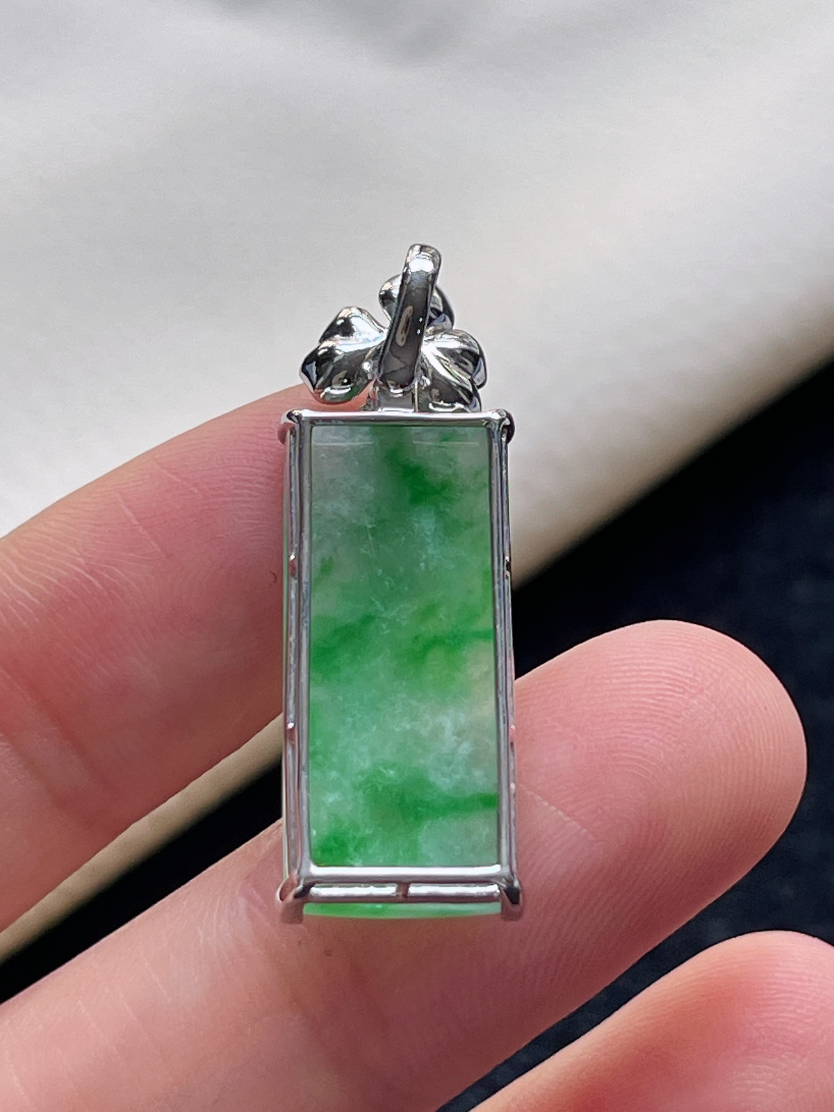 18k金 翡翠冰糯种飘绿无事牌挂件