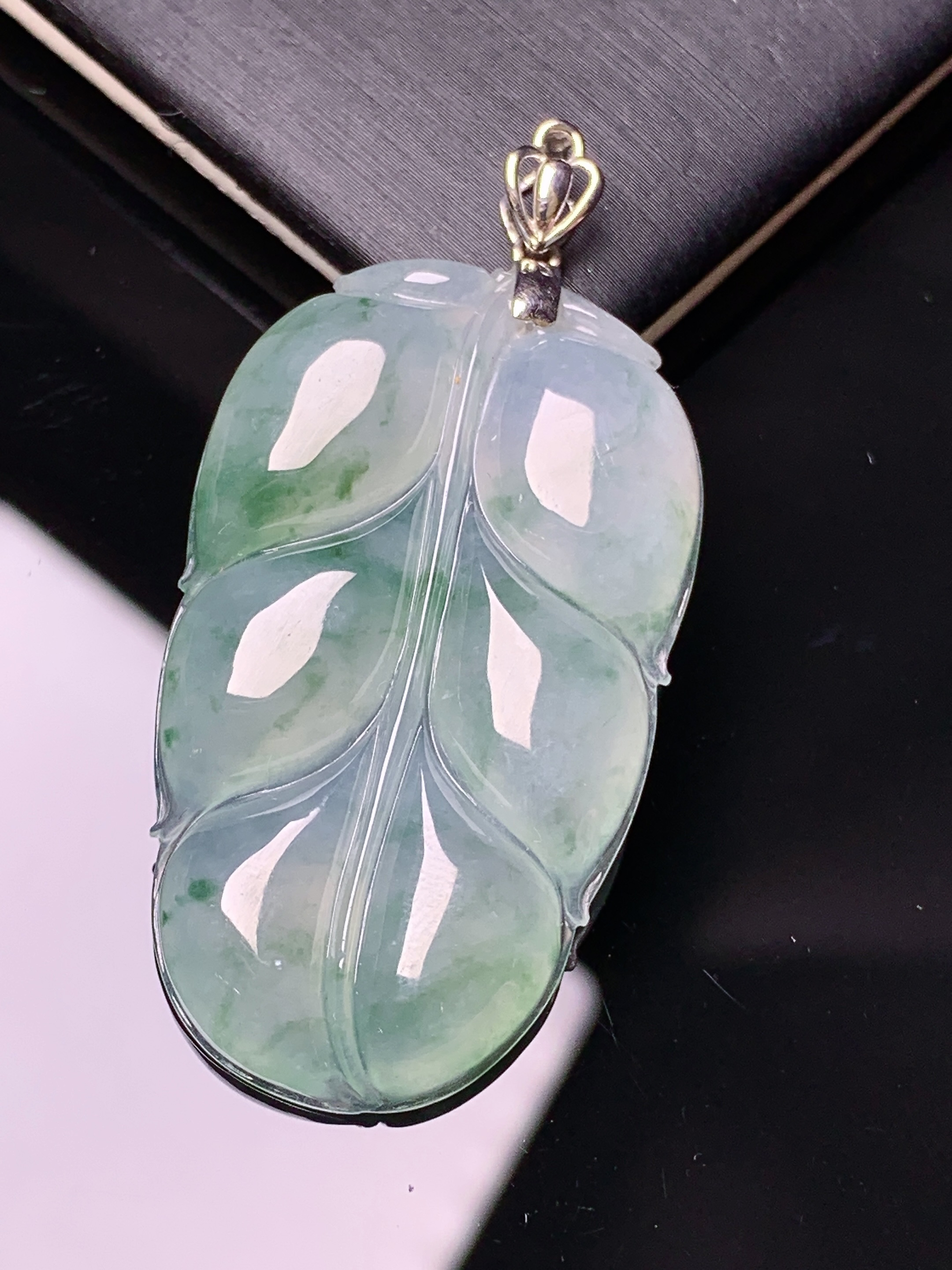 18k金镶嵌冰种飘绿树叶吊坠 玉质细腻 色泽艳丽清新 水润亮眼 整体尺寸47.8*23.5*5.2y4